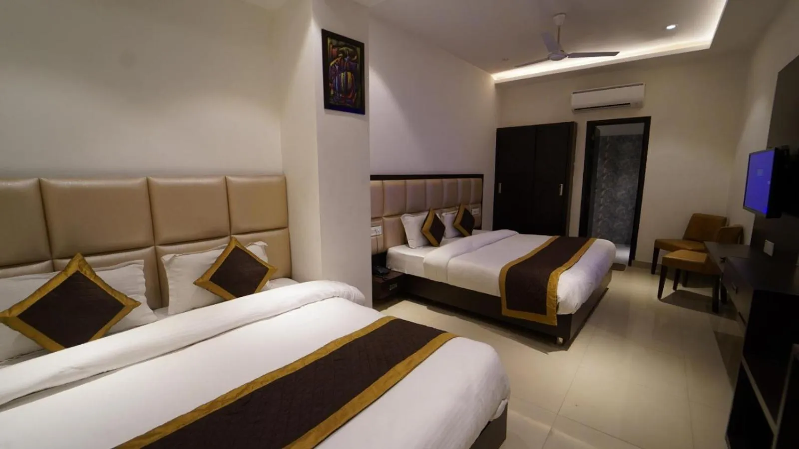 Bedroom, Bed in Luxe Stayz Avi Inn