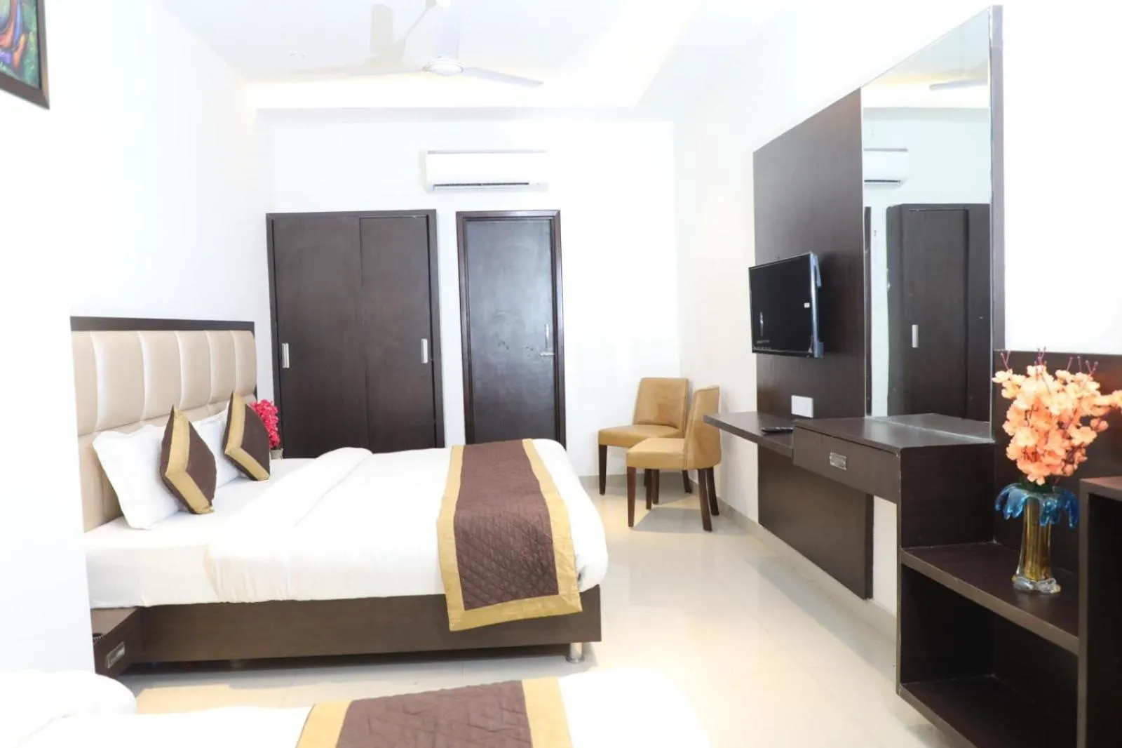 Bedroom, Bed in Luxe Stayz Avi Inn