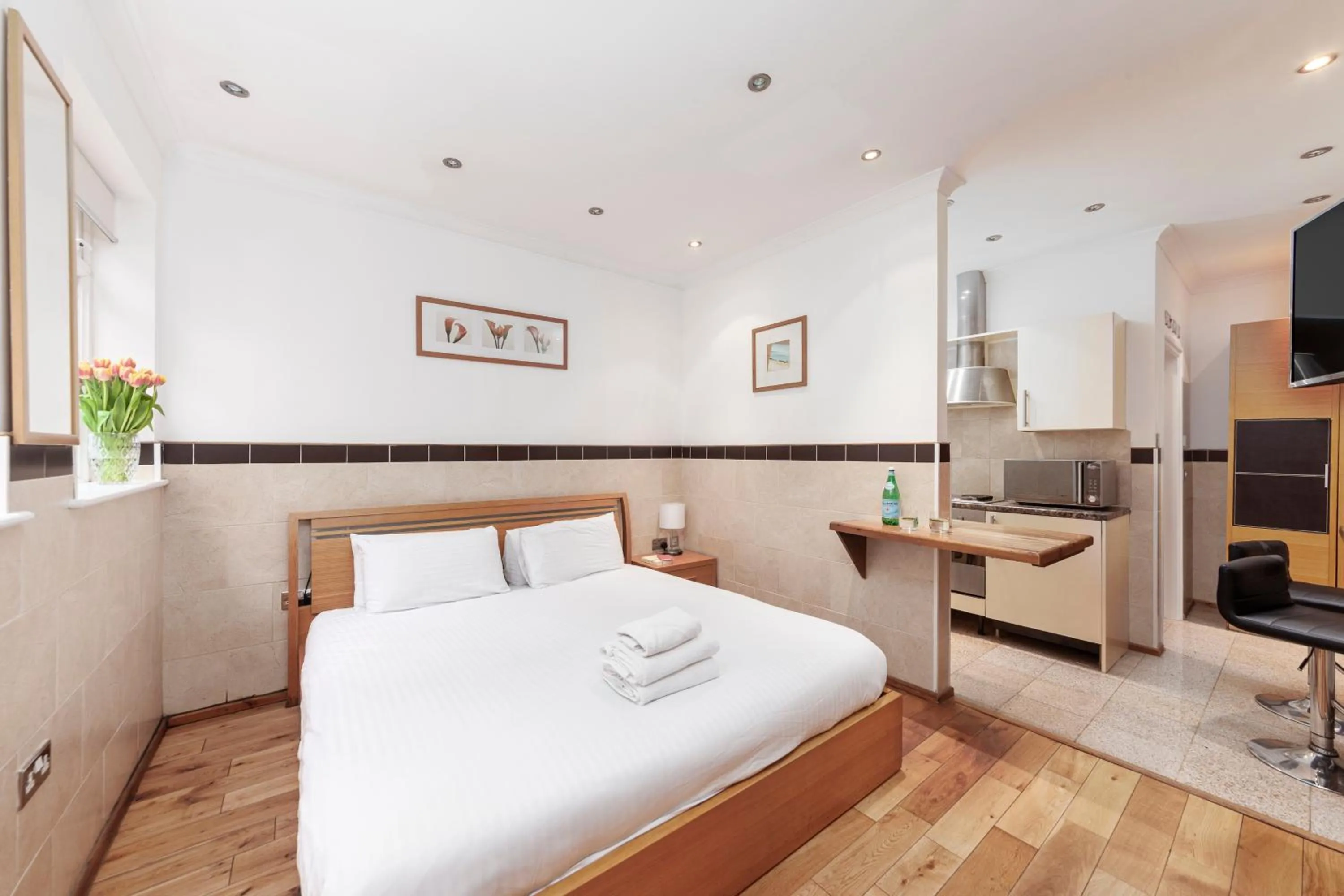 Photo of the whole room, Bed in Argyle Apart Hotel