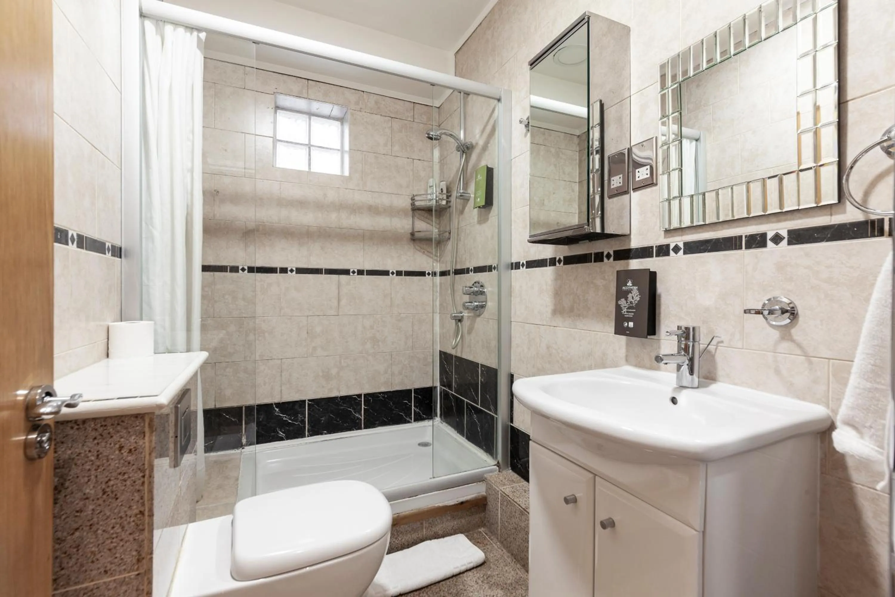 Bathroom in Argyle Apart Hotel