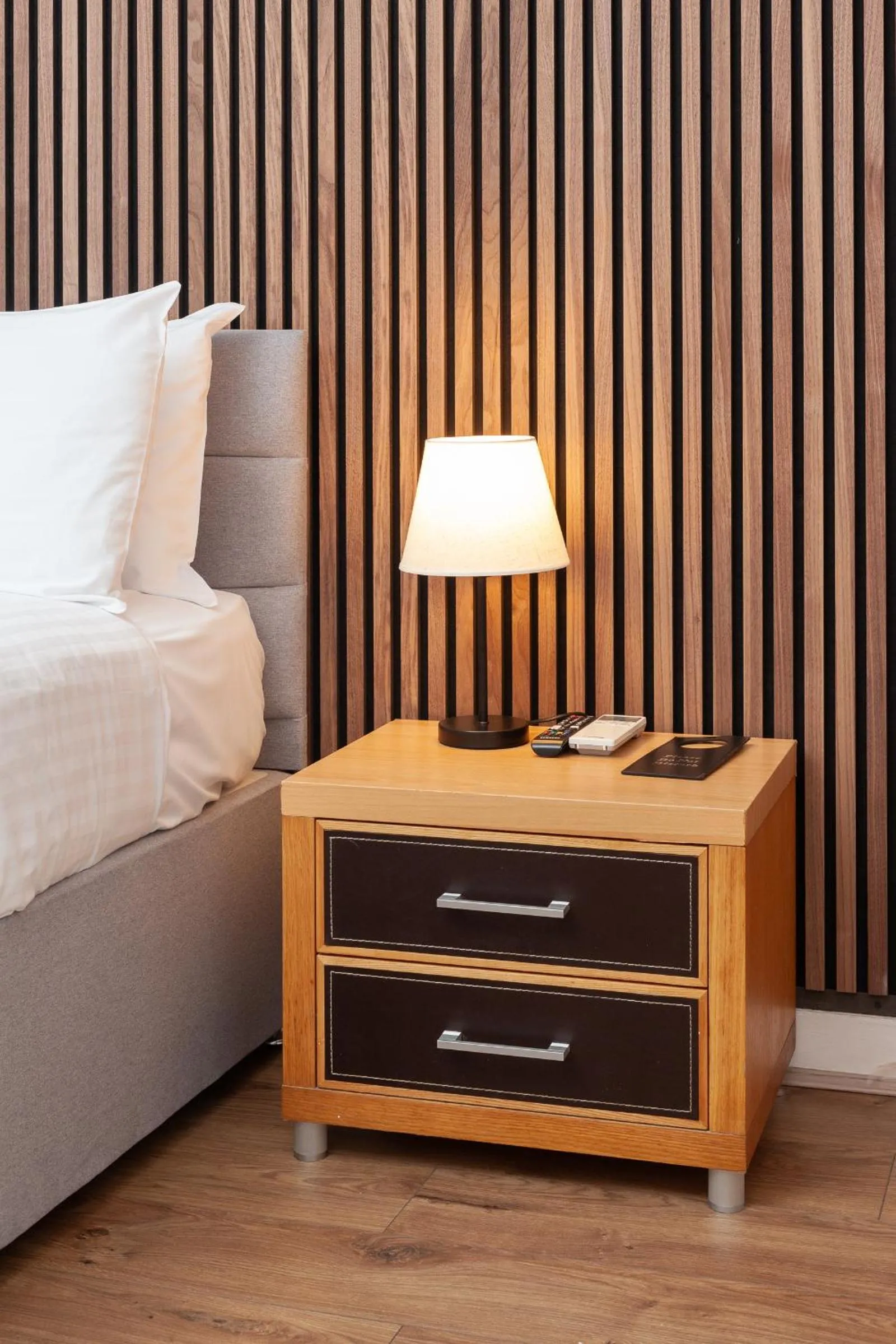 Bed in Argyle Apart Hotel