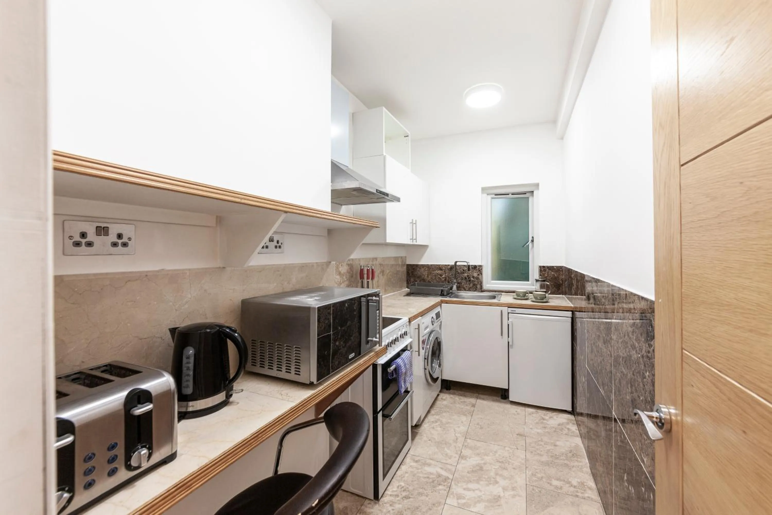 Kitchen or kitchenette in Argyle Apart Hotel