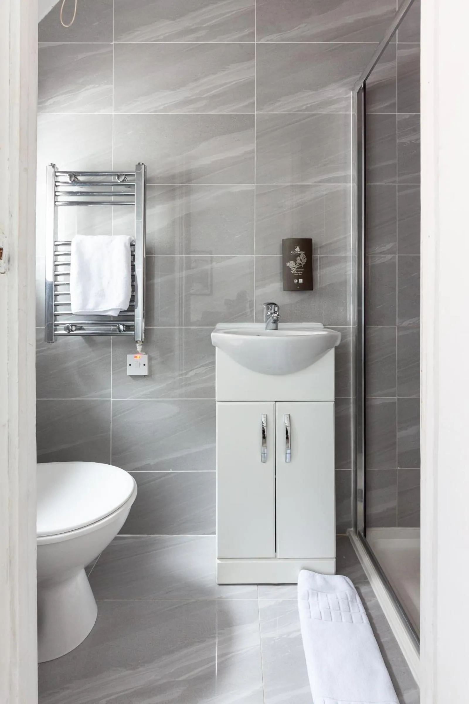 Bathroom in Argyle Apart Hotel