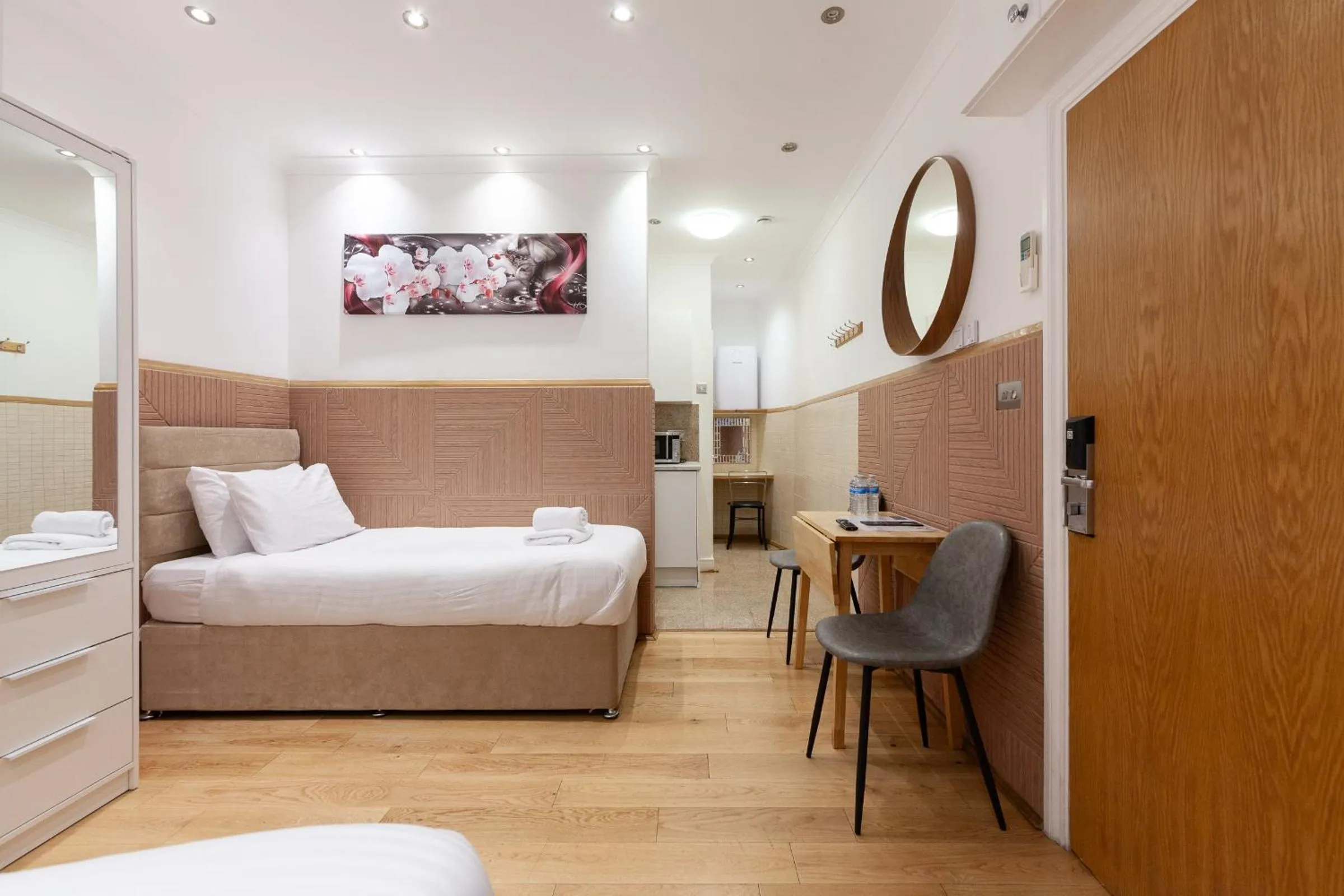 Bed in Argyle Apart Hotel