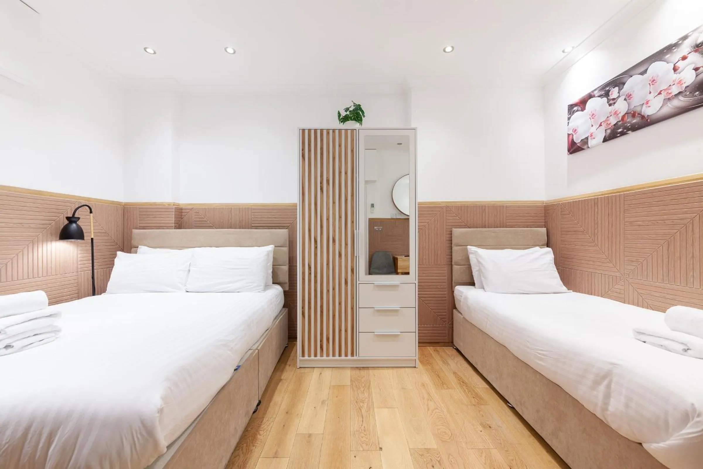 Bed in Argyle Apart Hotel