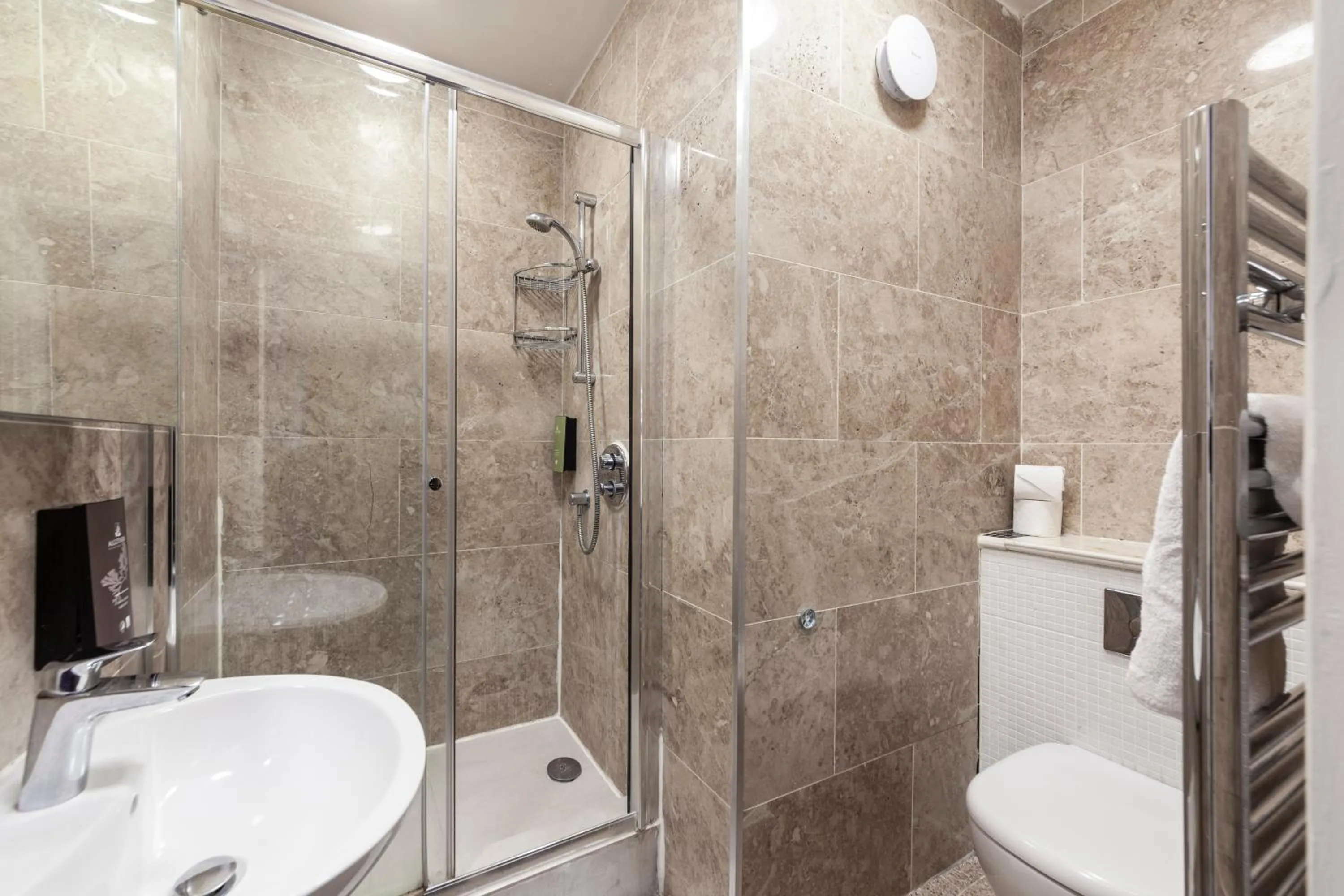 Bathroom in Argyle Apart Hotel