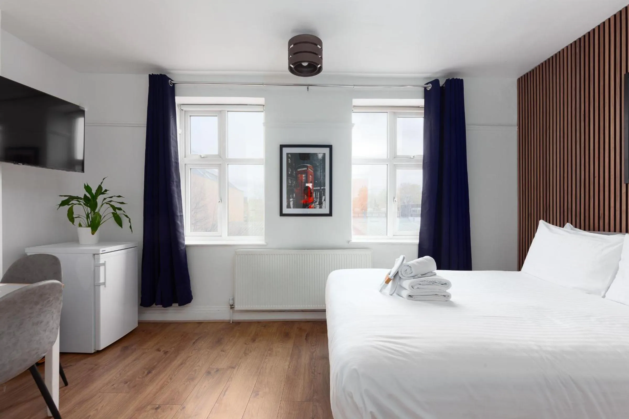 Bed in Argyle Apart Hotel