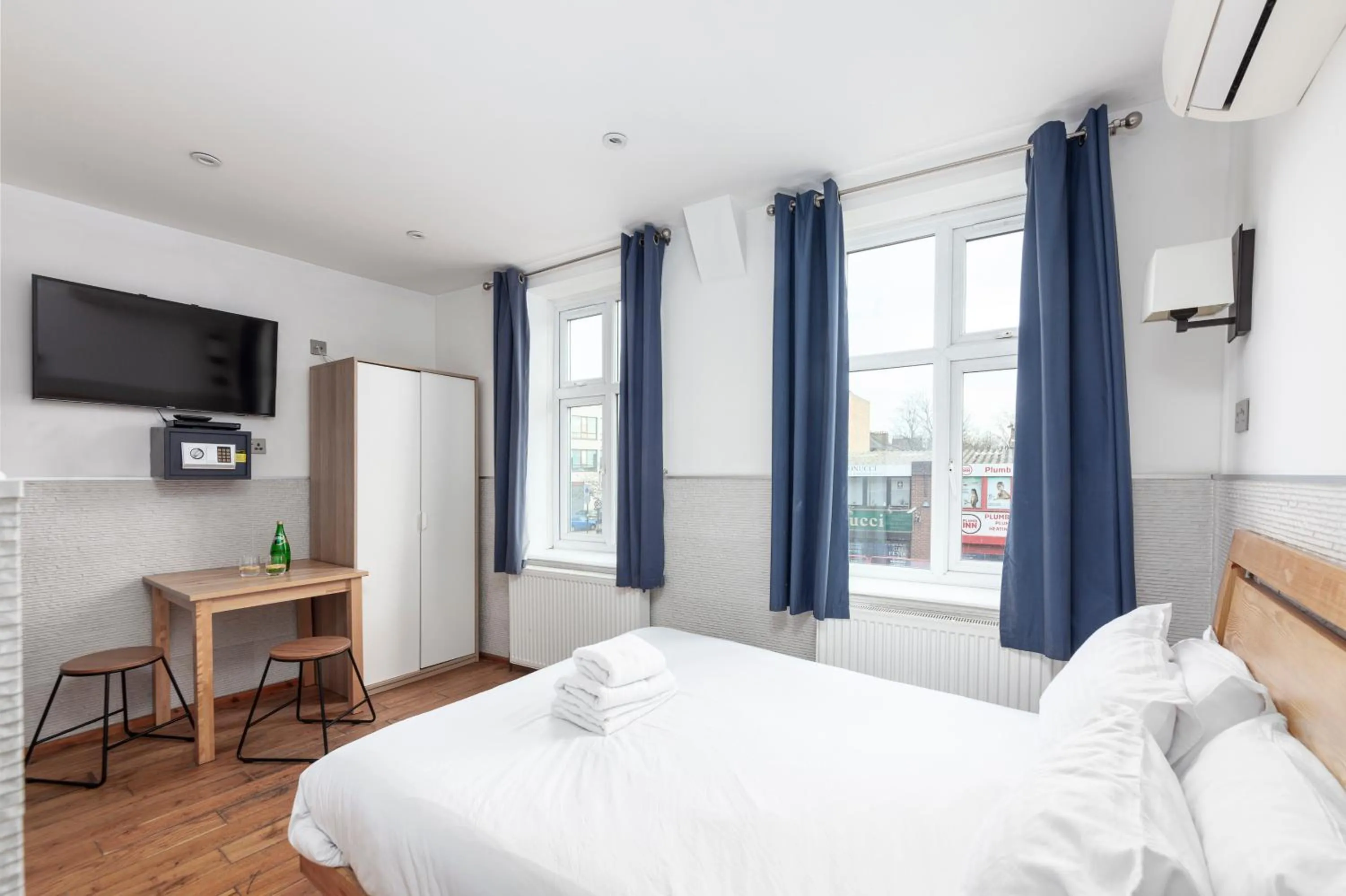 Photo of the whole room, Bed in Argyle Apart Hotel