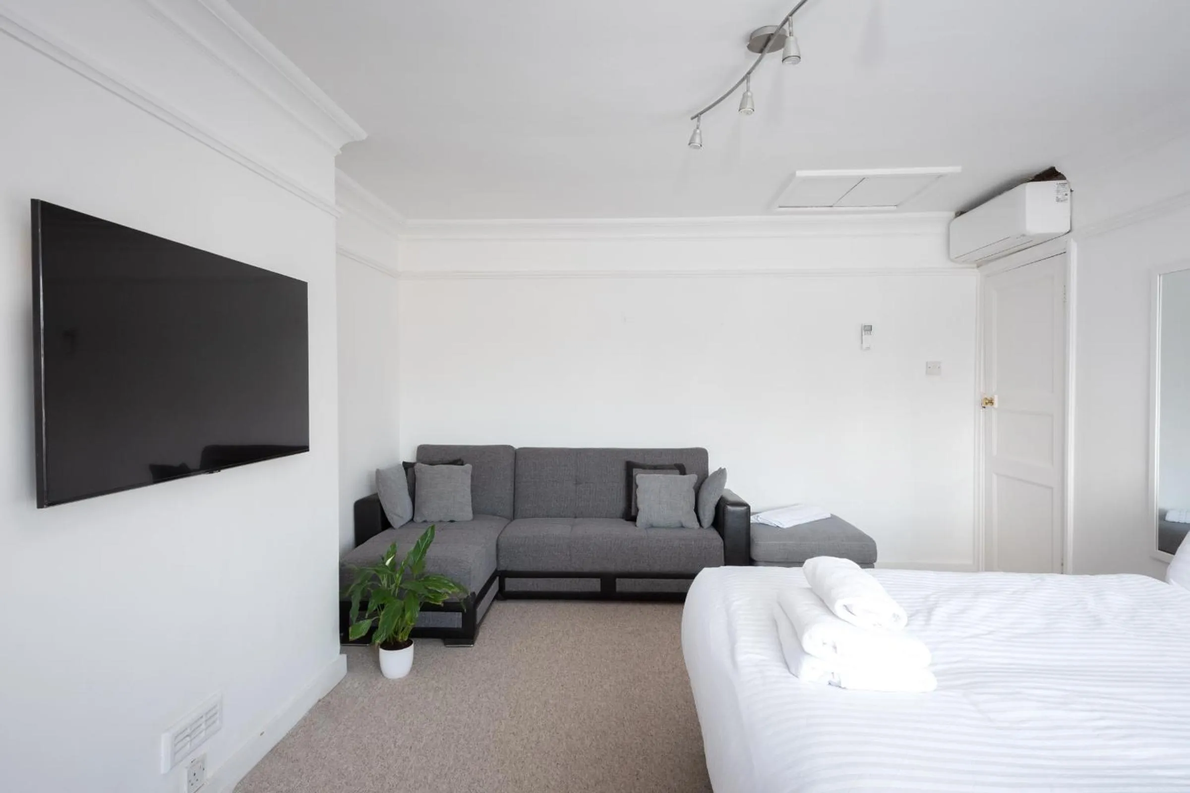 Bedroom, Bed in Argyle Apart Hotel