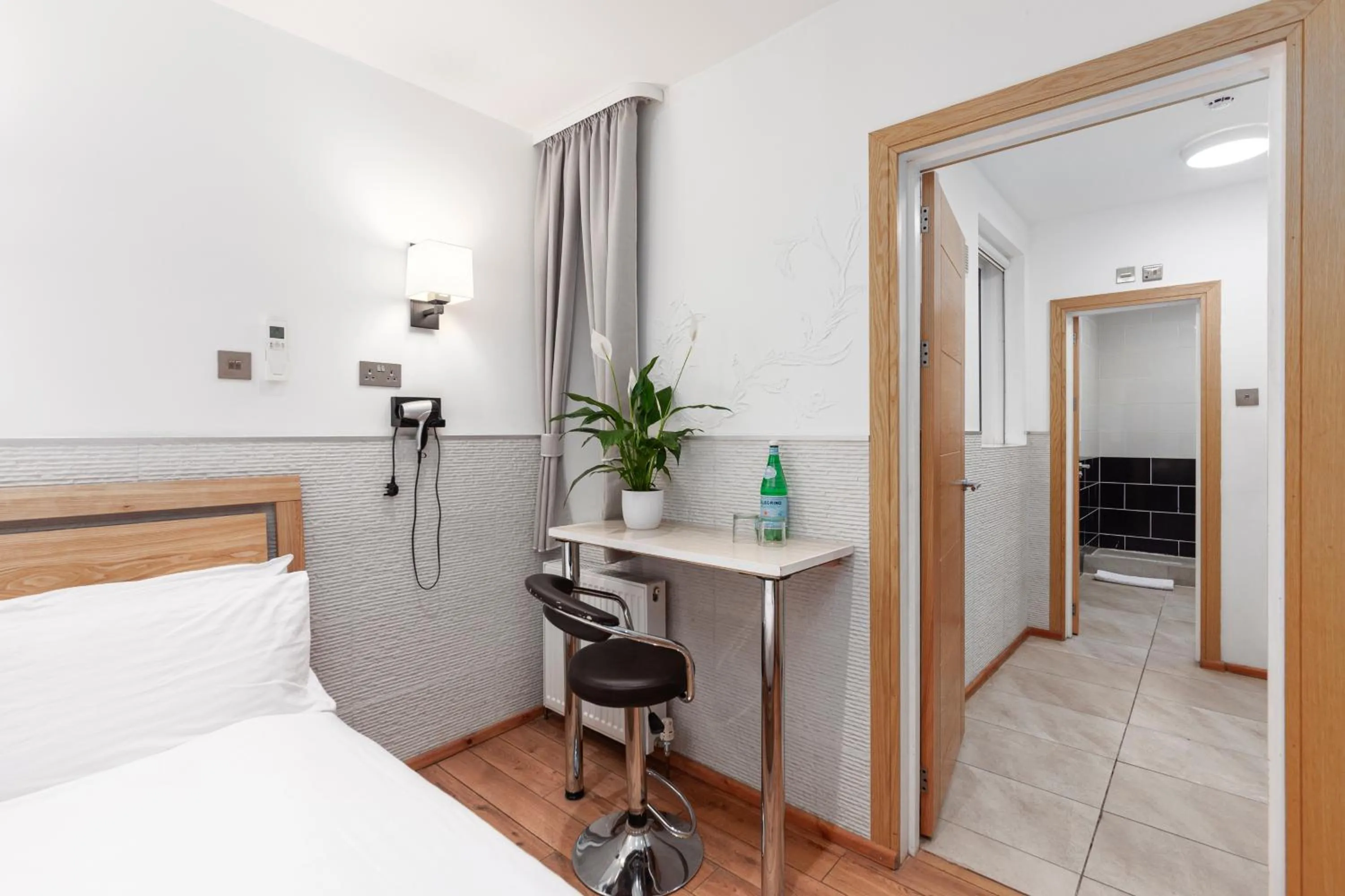 Photo of the whole room, Bed in Argyle Apart Hotel