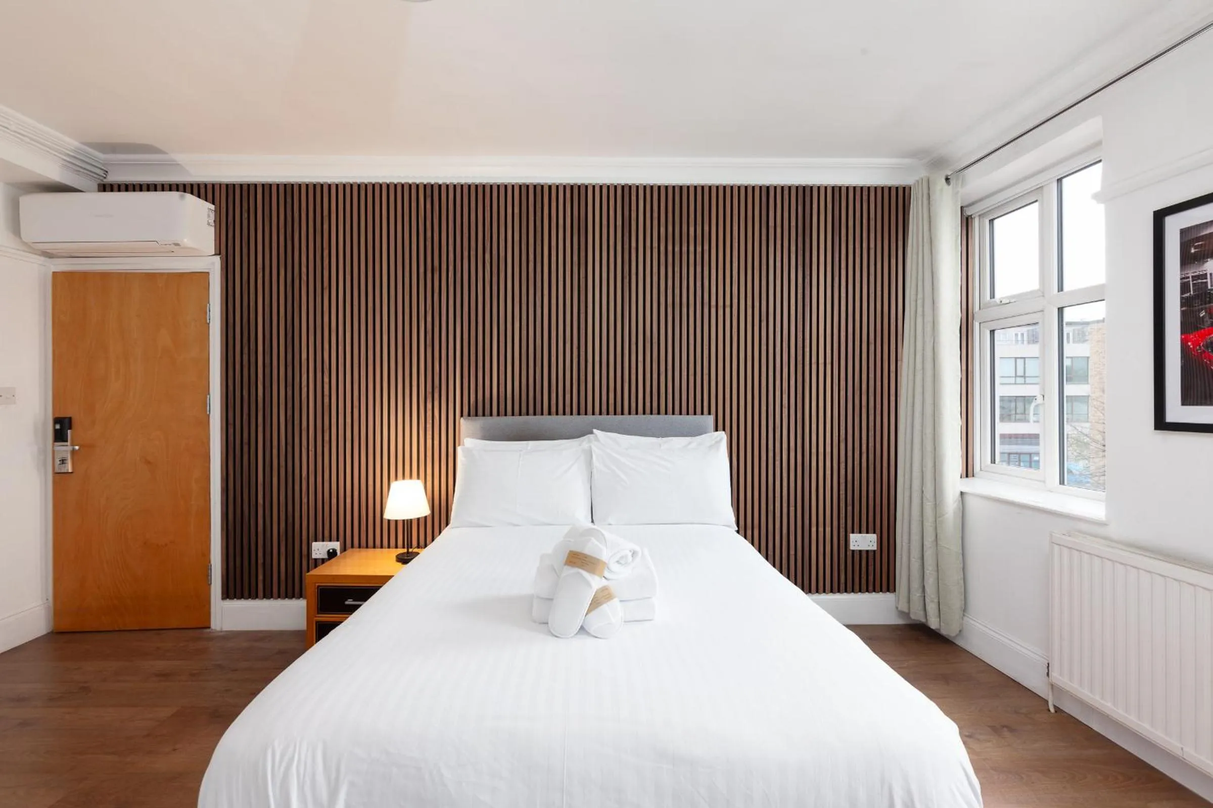 Bed in Argyle Apart Hotel