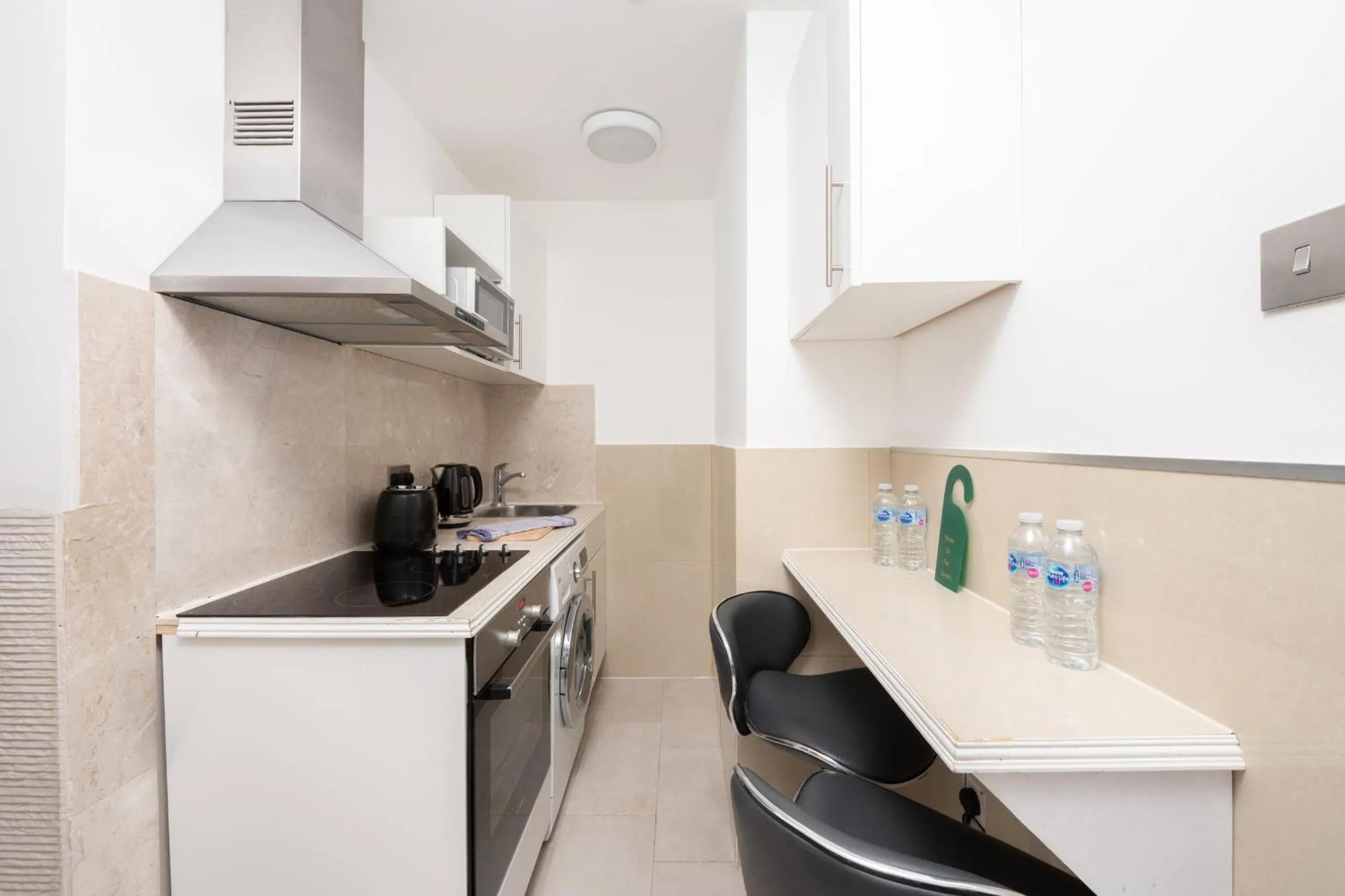 kitchen in Argyle Apart Hotel