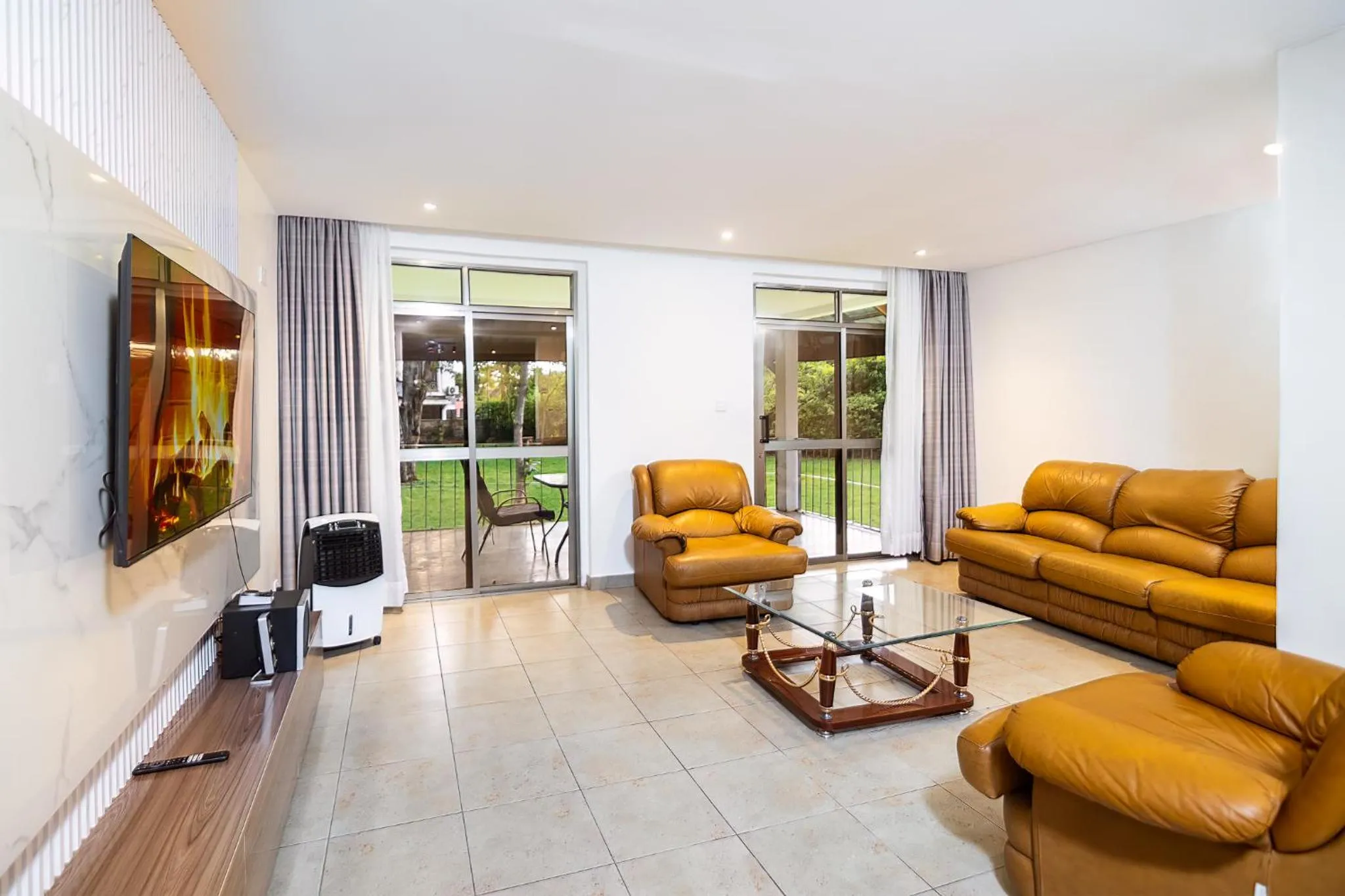 Communal lounge/ TV room in Harry's Kisumu Oasis
