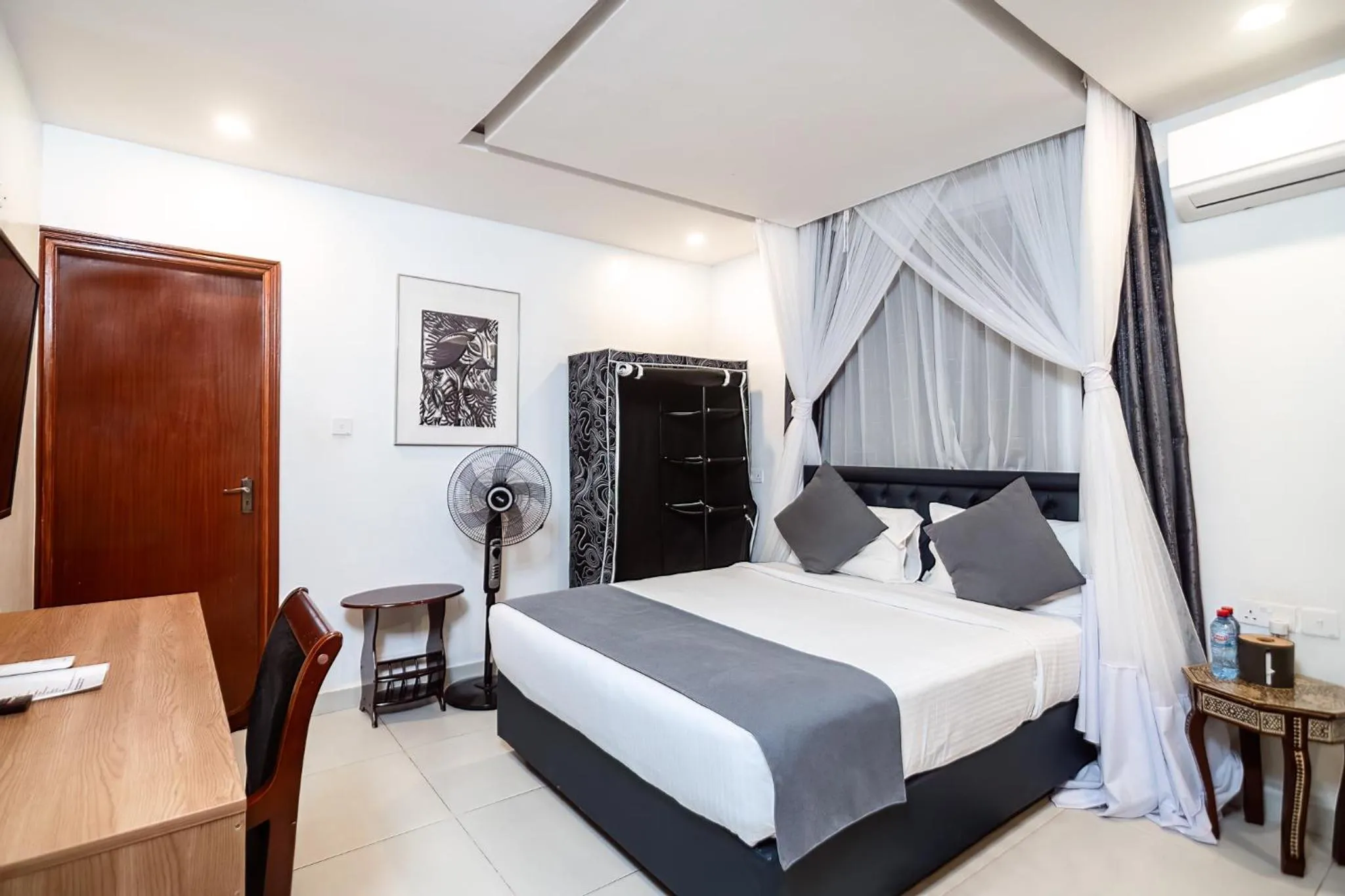 Photo of the whole room, Bed in Harry's Kisumu Oasis