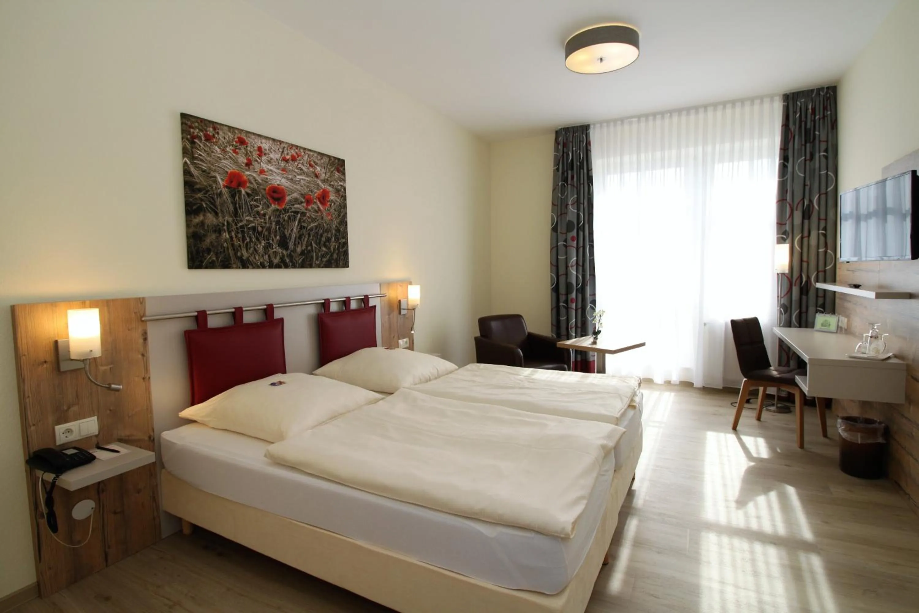 Photo of the whole room, Bed in Hotel am Pferdemarkt