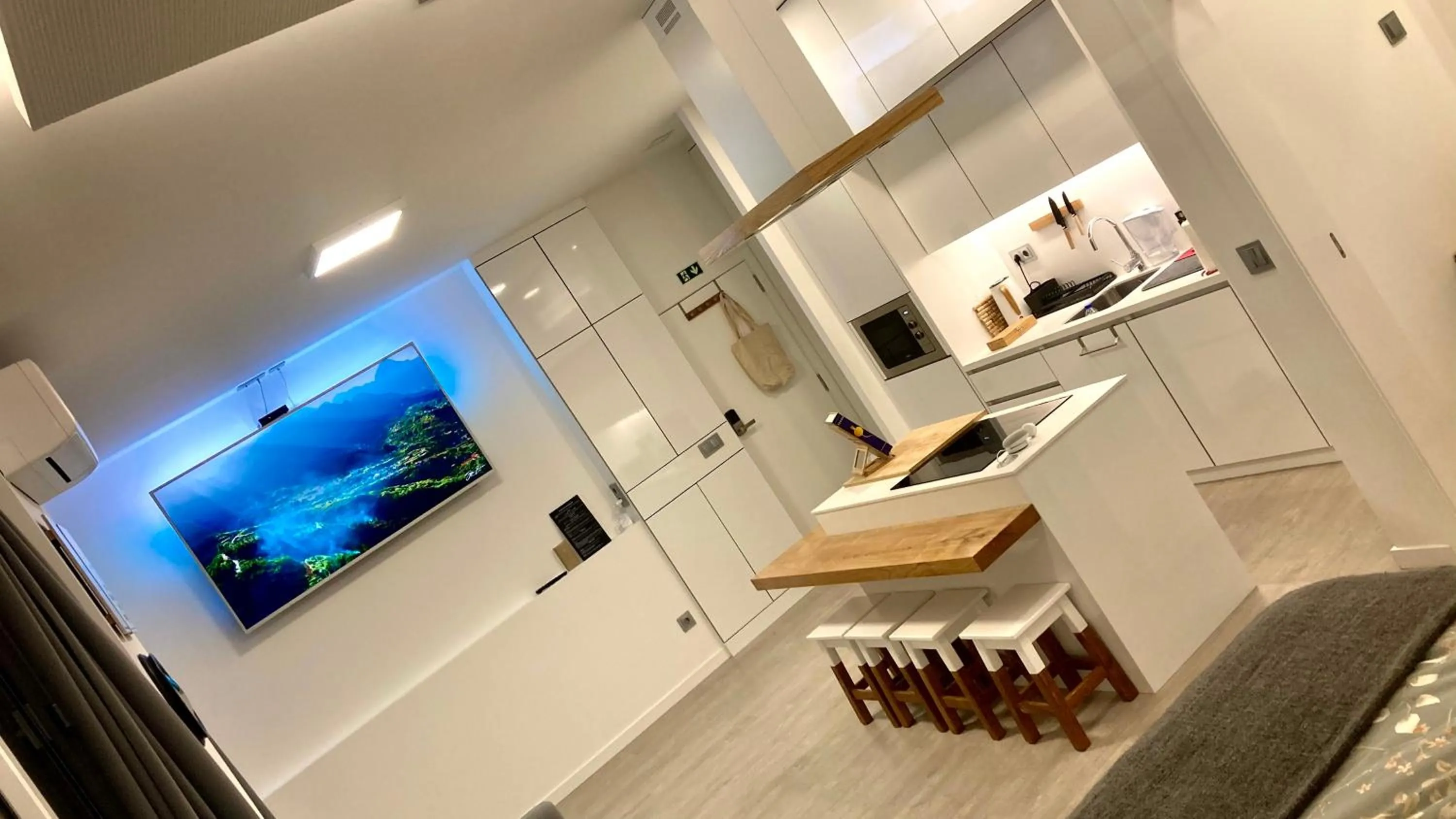 Cristalia,Roof terrace in city center, Garage, Netflix 75inch TV