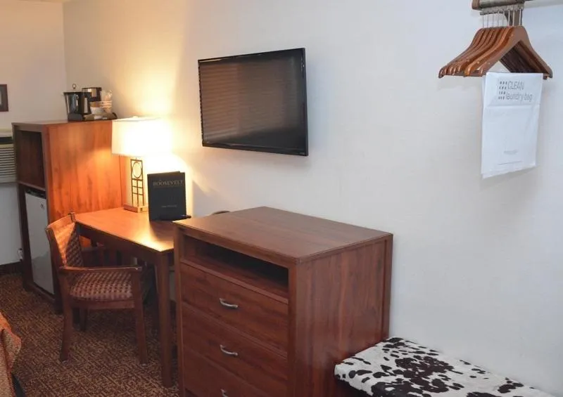 Roosevelt Inn & Suites