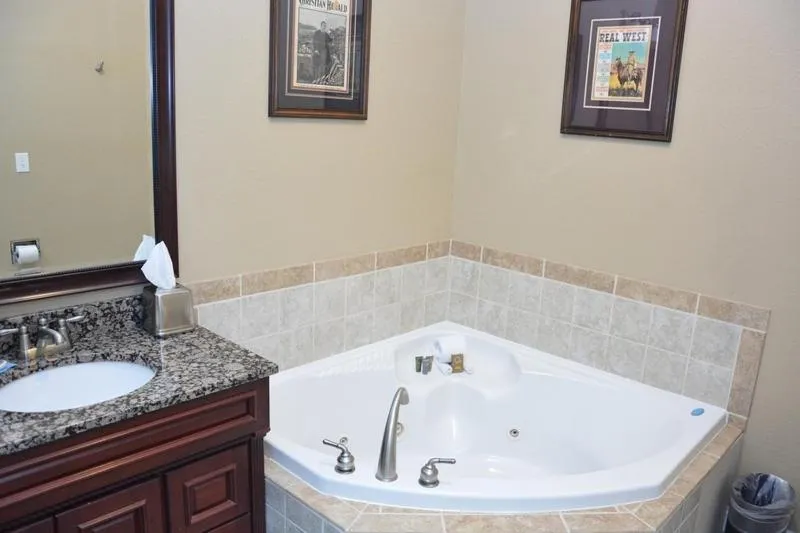 Roosevelt Inn & Suites