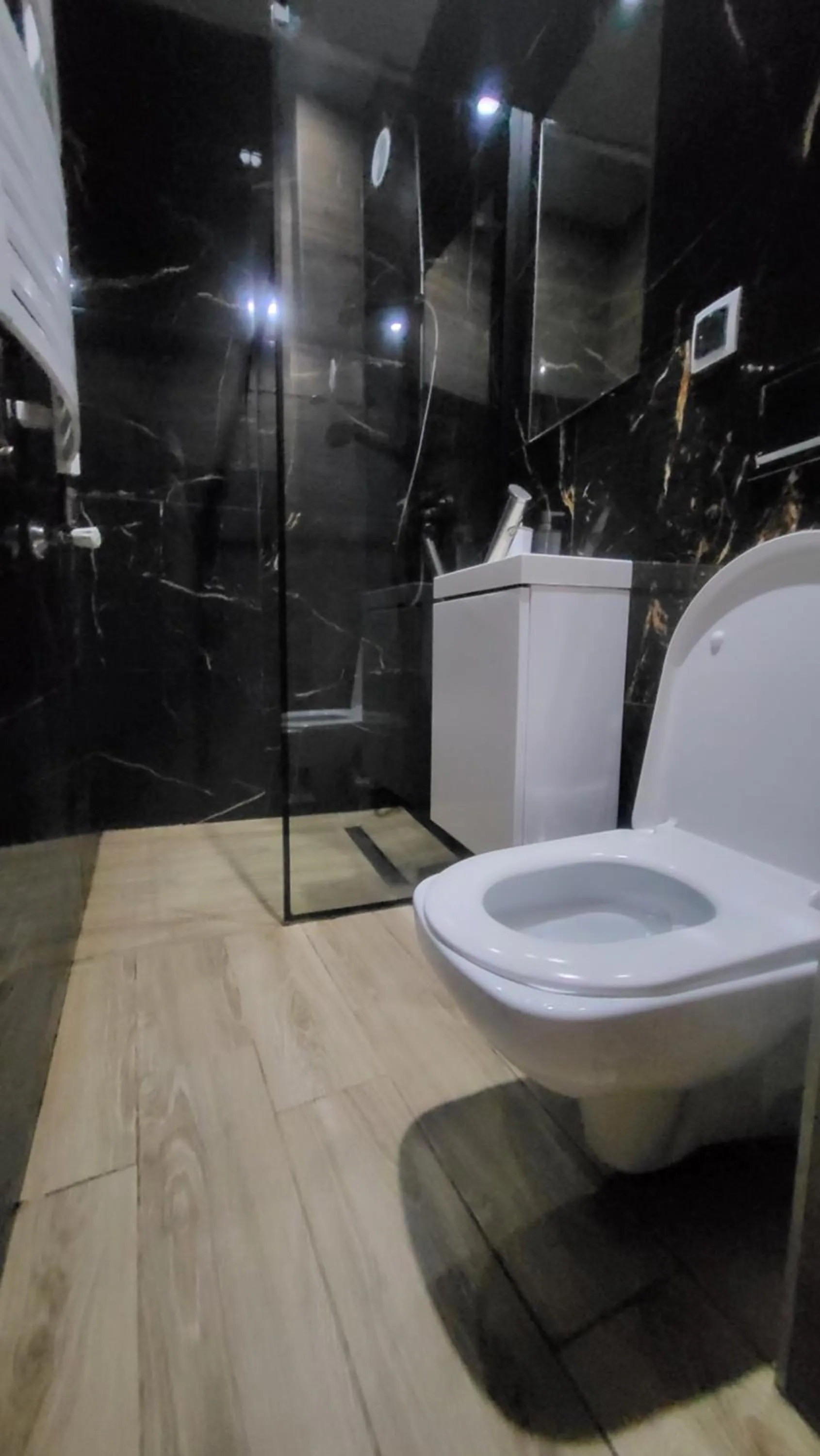 Shower in Apartamenty PRETTY WOMAN meldunek samodzielny 24h - noclegi Bytom Chorzów Katowice