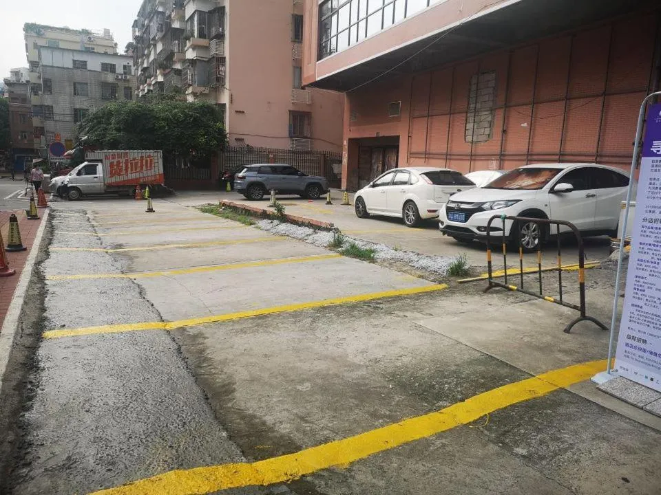 Parking in Lavande Hotel Guangzhou east railway station Tianpingjia Subway Station Branch