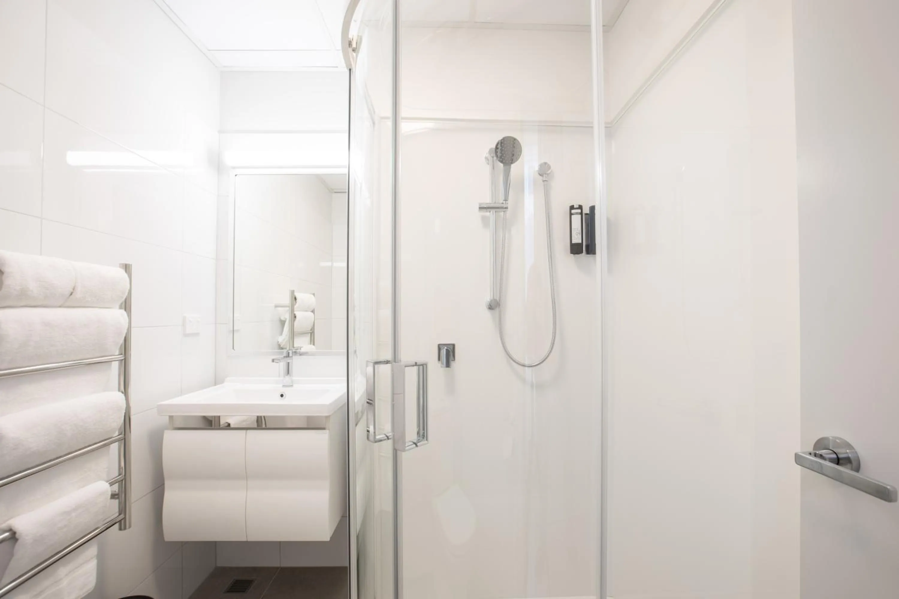 Bathroom, Bed in Sojourn Apartment Hotel - Riddiford