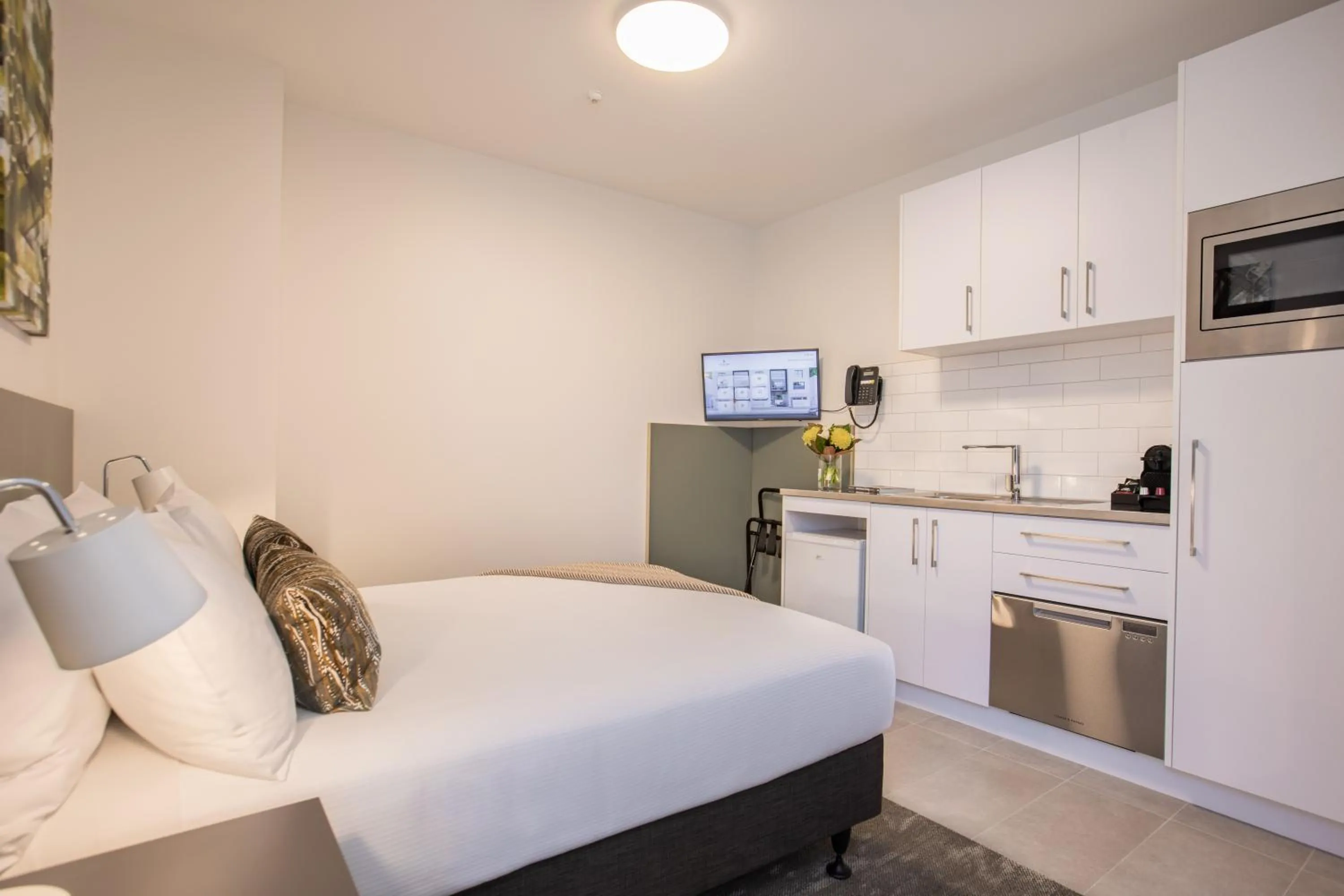 Kitchen or kitchenette, Bed in Sojourn Apartment Hotel - Riddiford