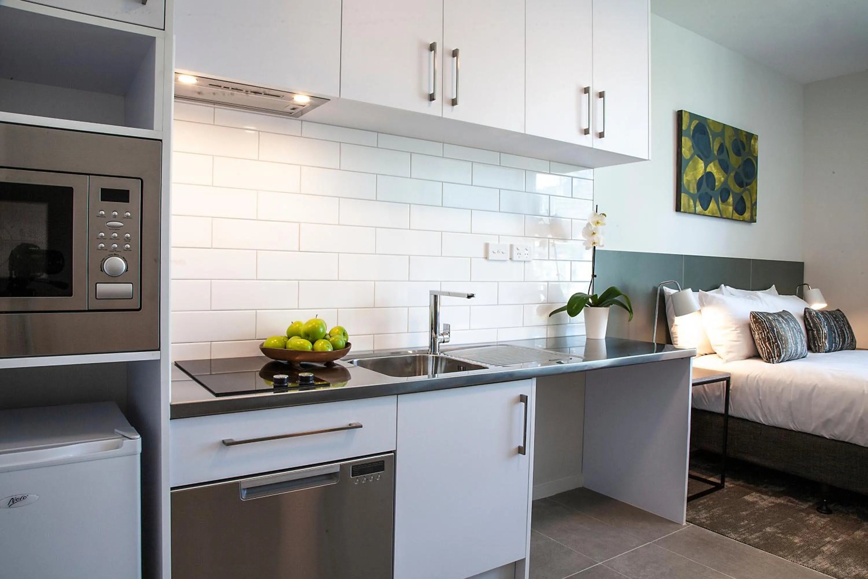 Kitchen or kitchenette, Bed in Sojourn Apartment Hotel - Riddiford