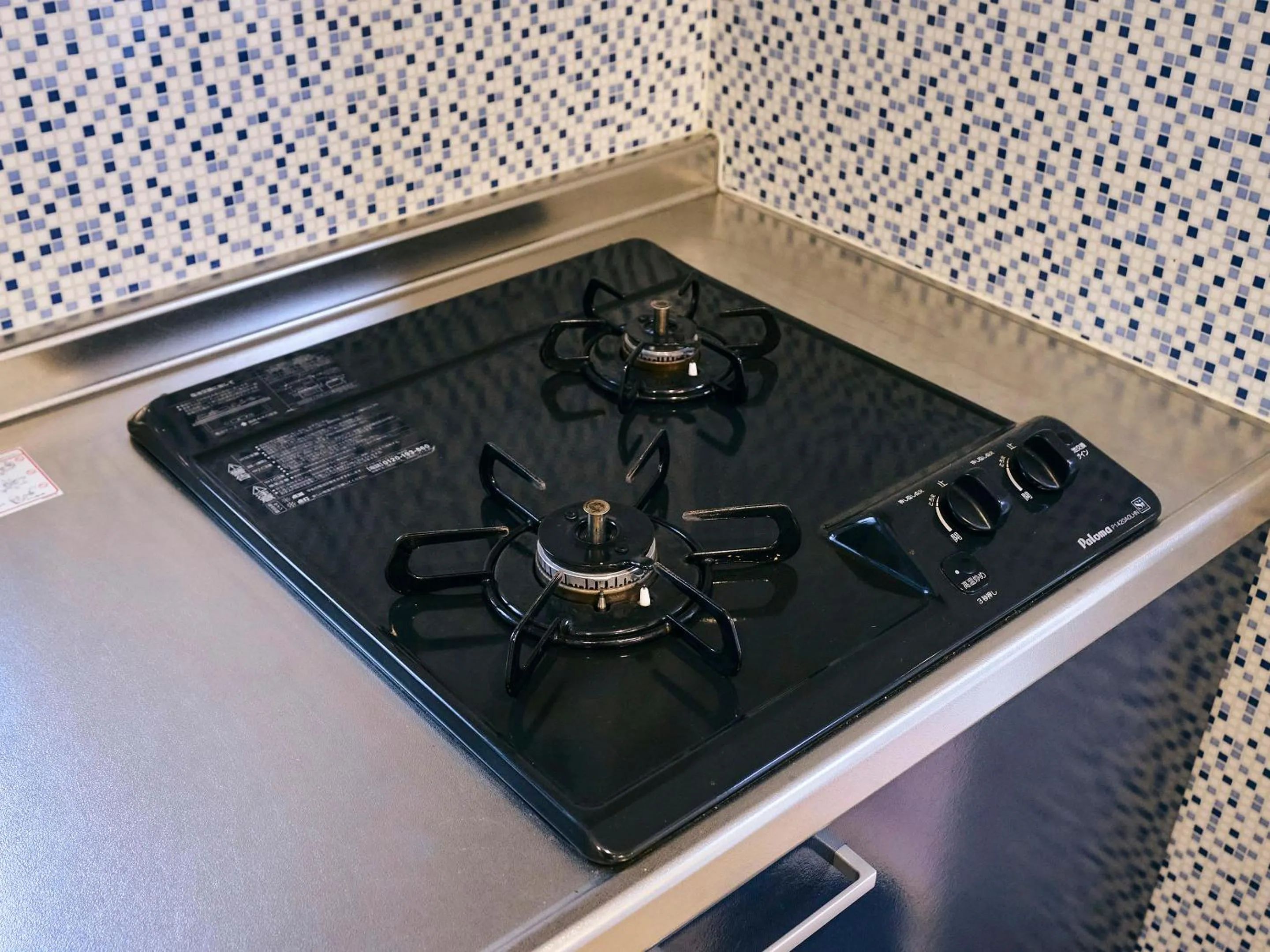 Communal kitchen in Kokoyui Guesthouse Shingu