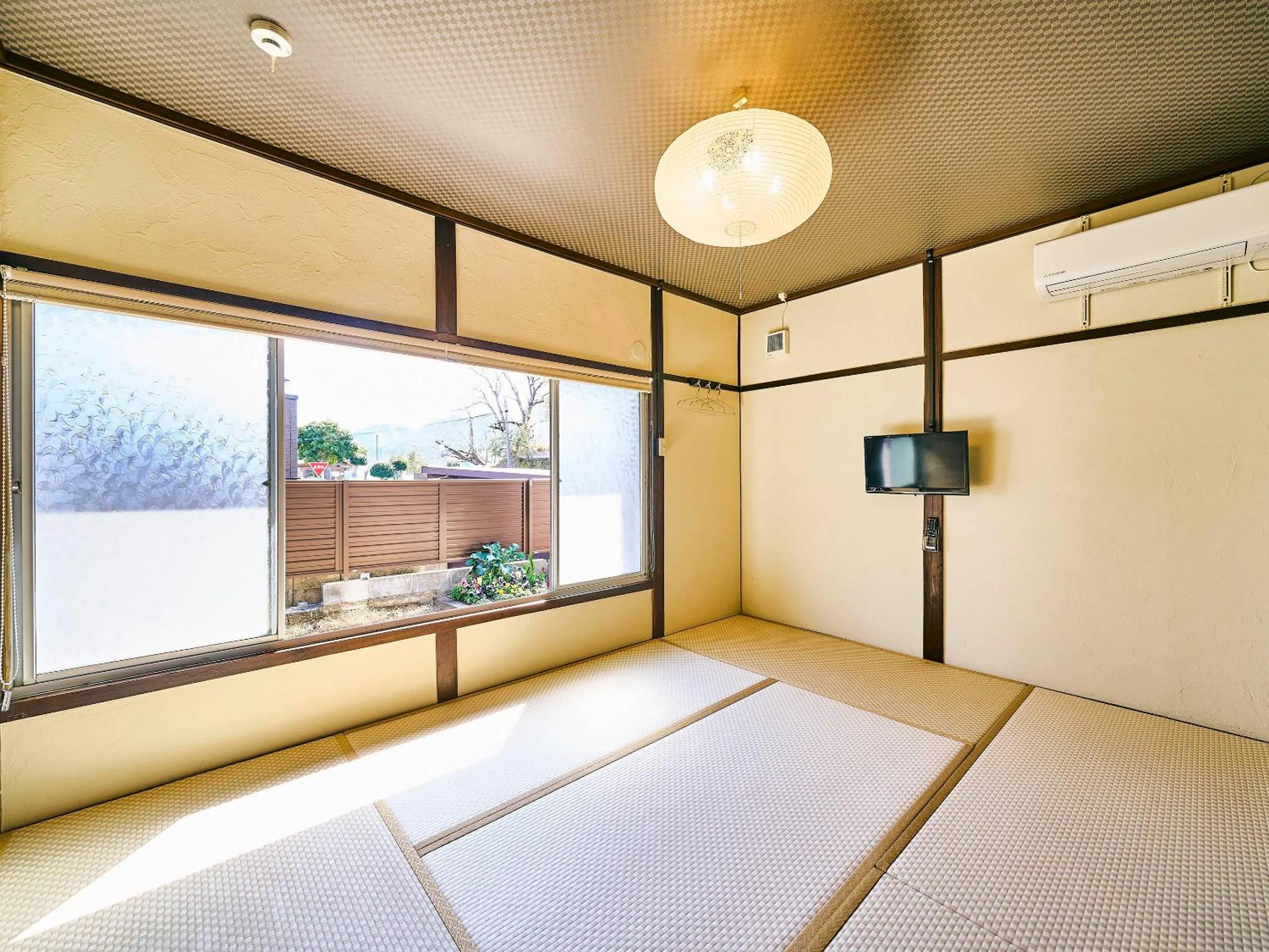 Photo of the whole room, Bed in Kokoyui Guesthouse Shingu