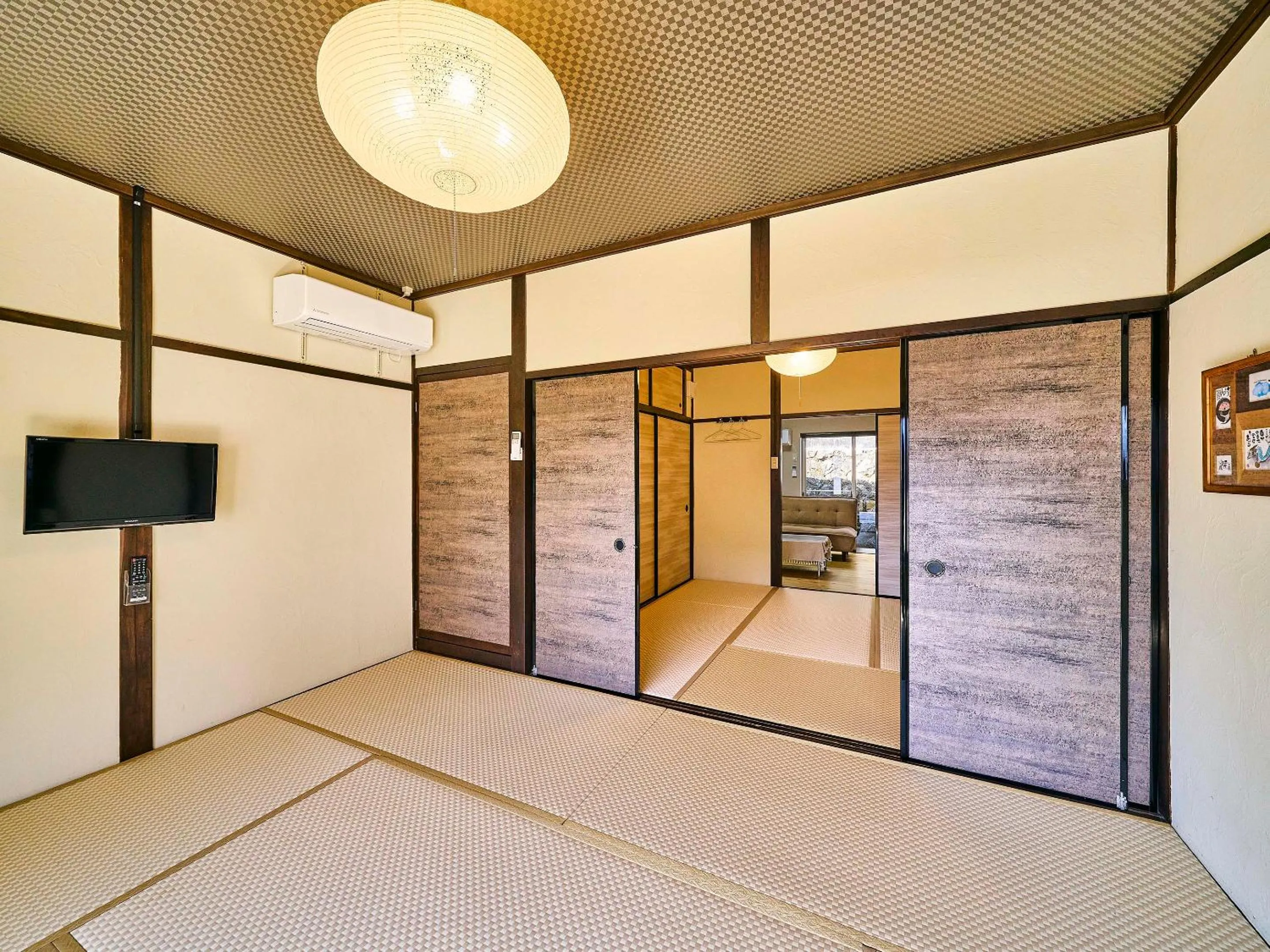 Photo of the whole room, Bed in Kokoyui Guesthouse Shingu