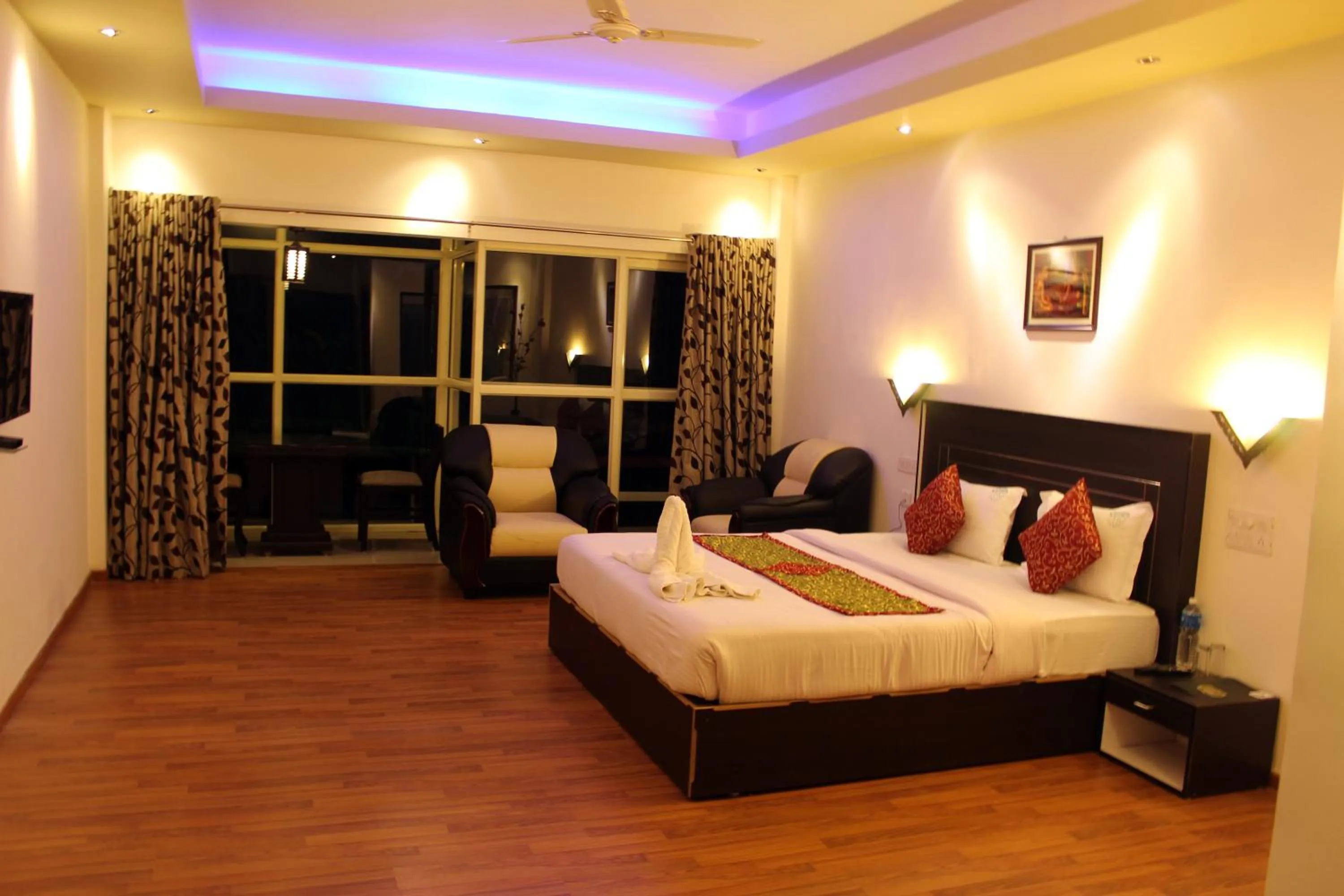 Bedroom, Bed in Green Trees Munnar