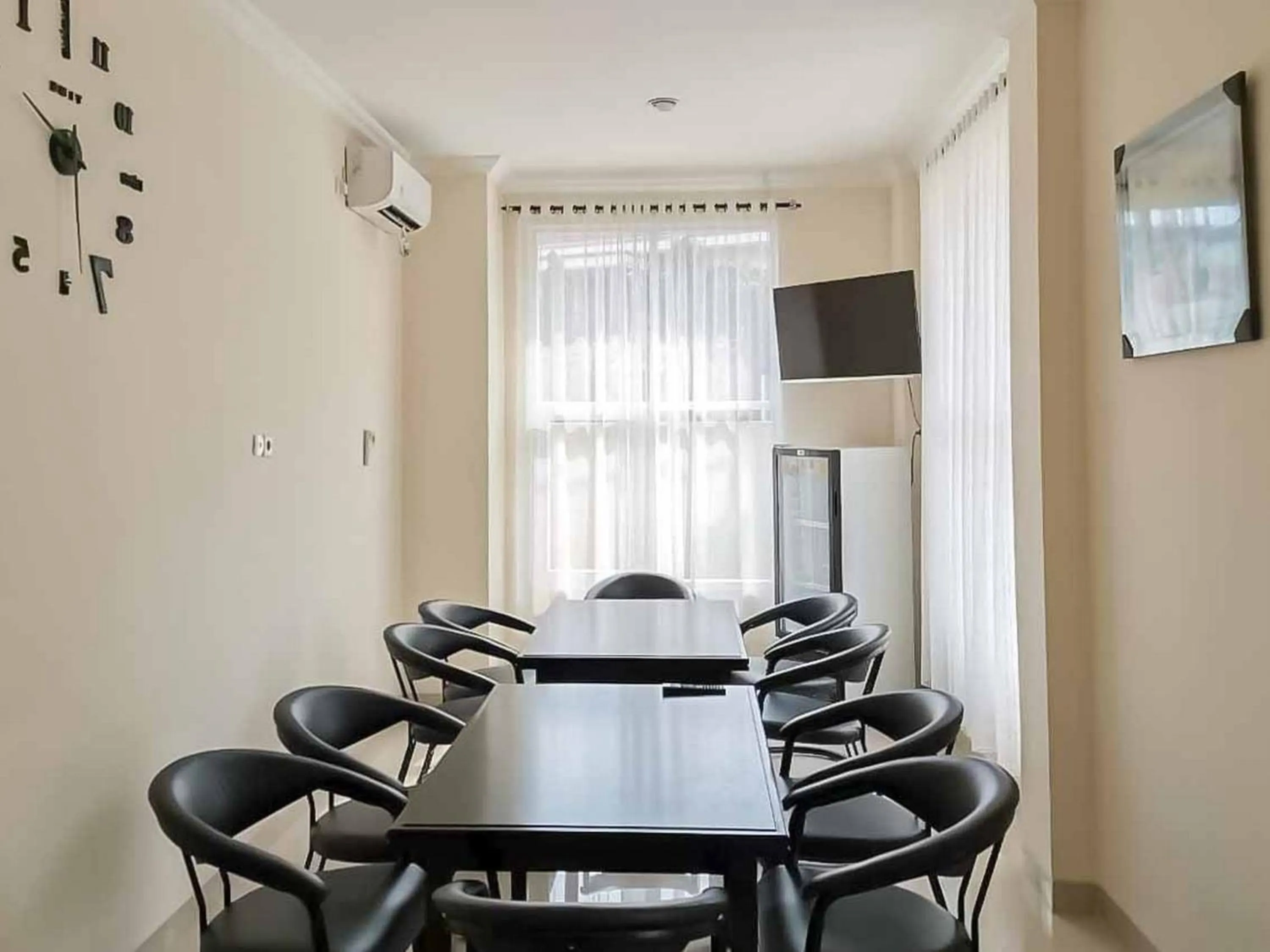 Meeting/conference room in Wisma Talenta Mitra RedDoorz