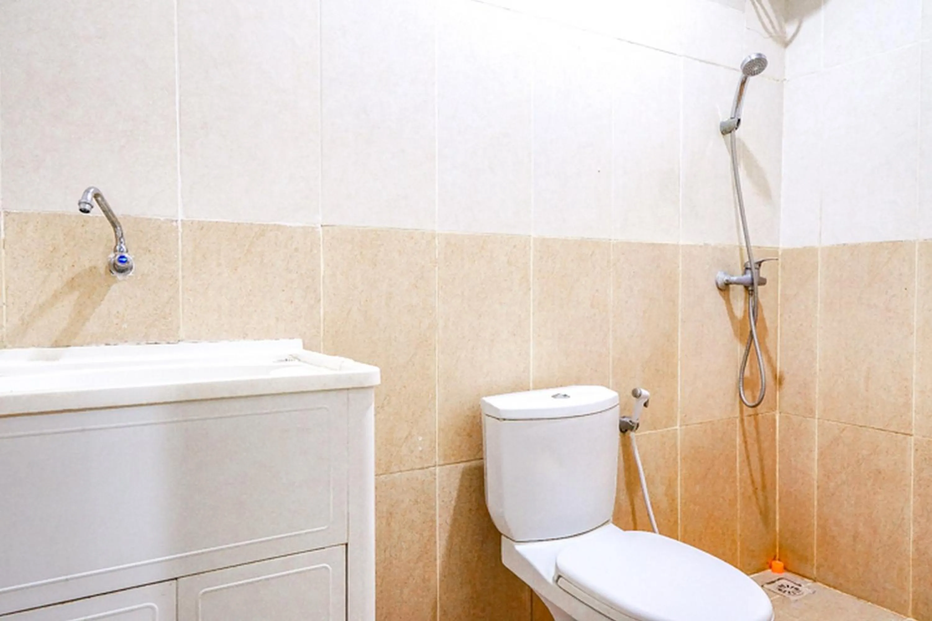 Bathroom in RedDoorz @ Citraland Surabaya