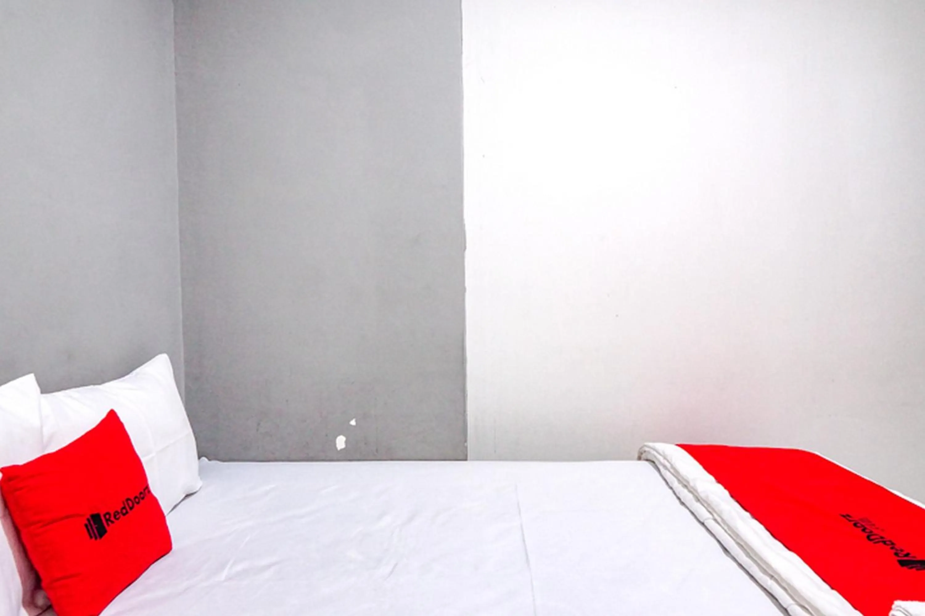 Bed in RedDoorz @ Citraland Surabaya