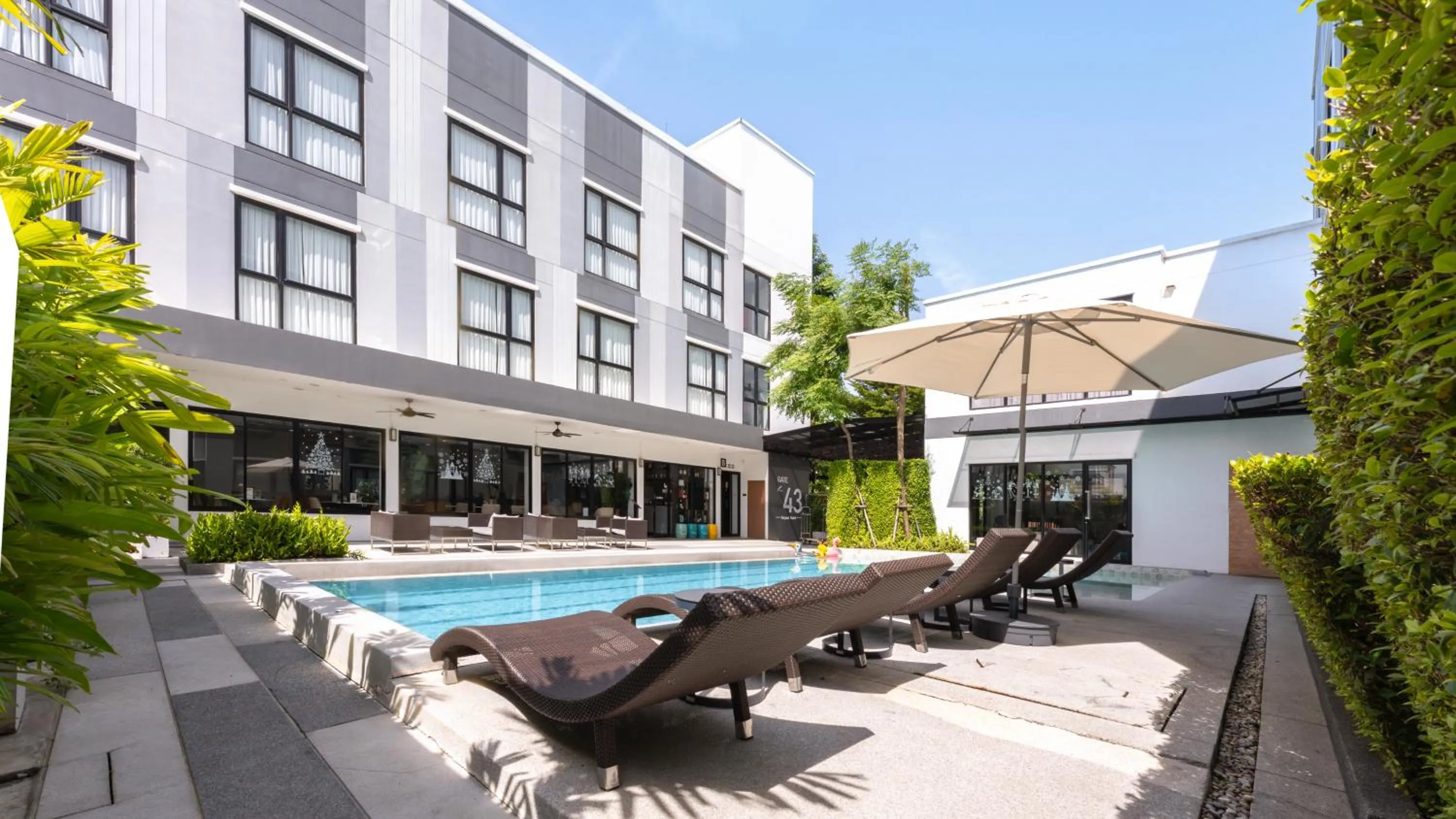 Swimming pool in Gate43 Airport Hotel