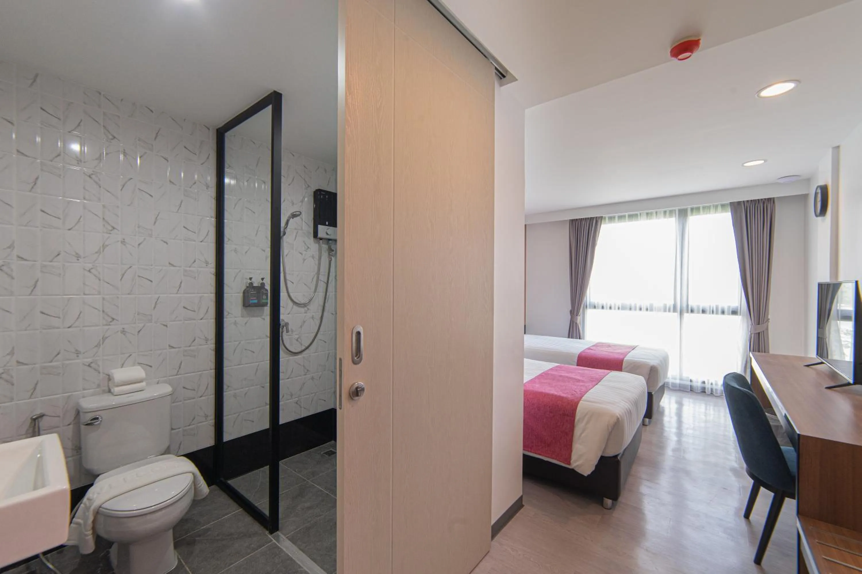 Bathroom, Bed in Gate43 Airport Hotel