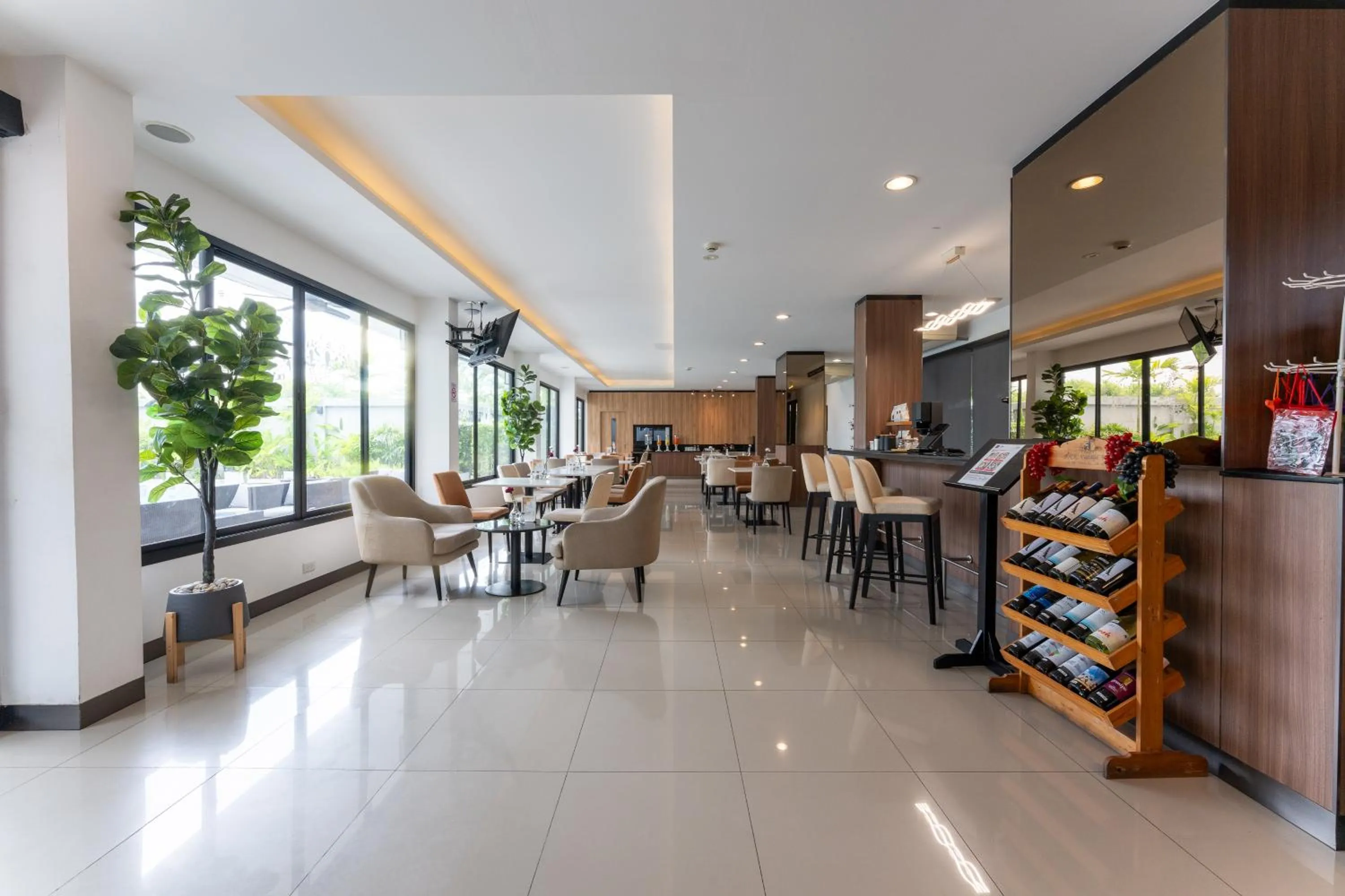 Restaurant/places to eat in Gate43 Airport Hotel