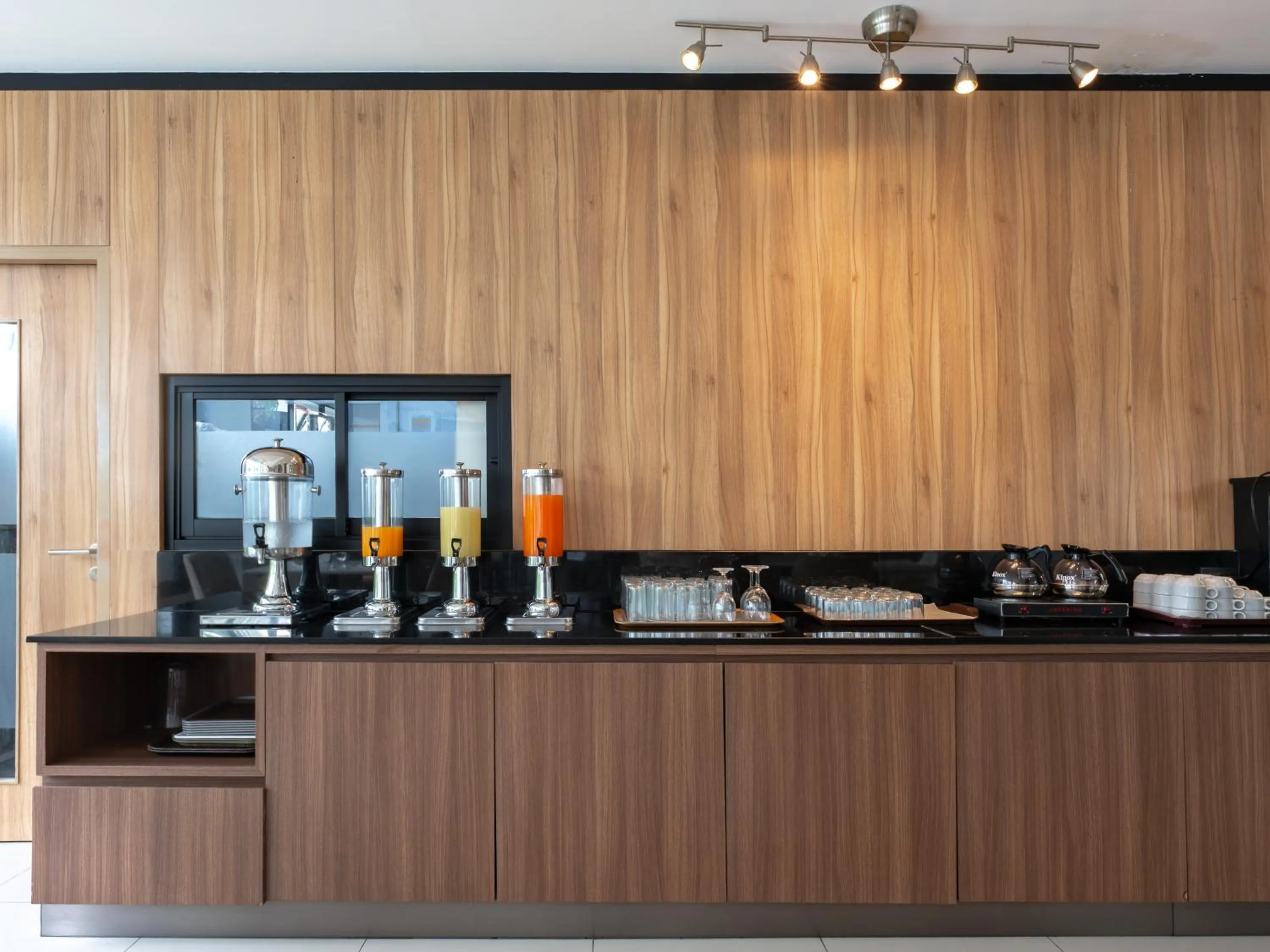 Restaurant/places to eat in Gate43 Airport Hotel