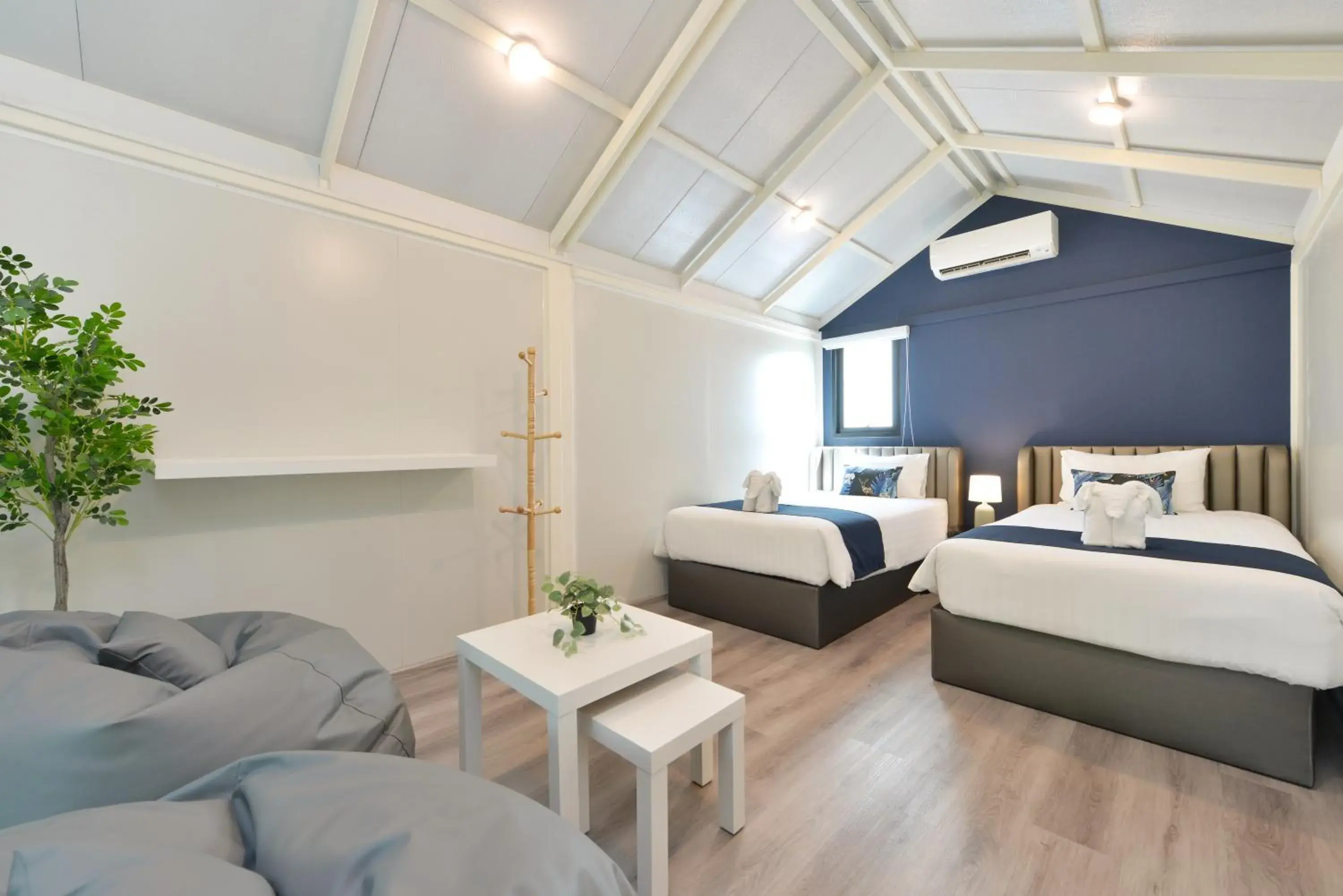 Bedroom, Bed in Gate43 Airport Hotel Bedroom, Bed in Gate43 Airport Hotel