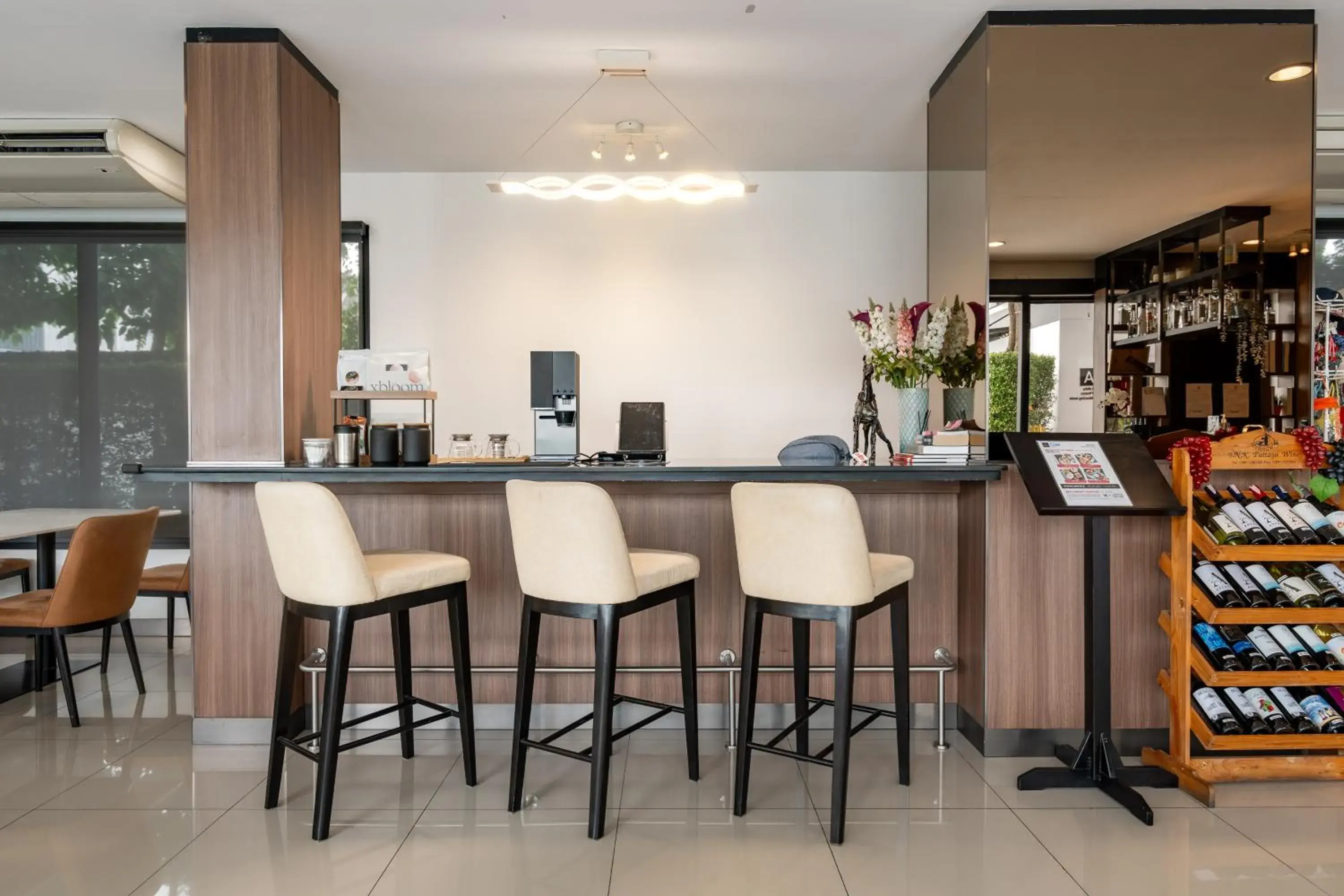 Lounge or bar in Gate43 Airport Hotel Lounge or bar in Gate43 Airport Hotel