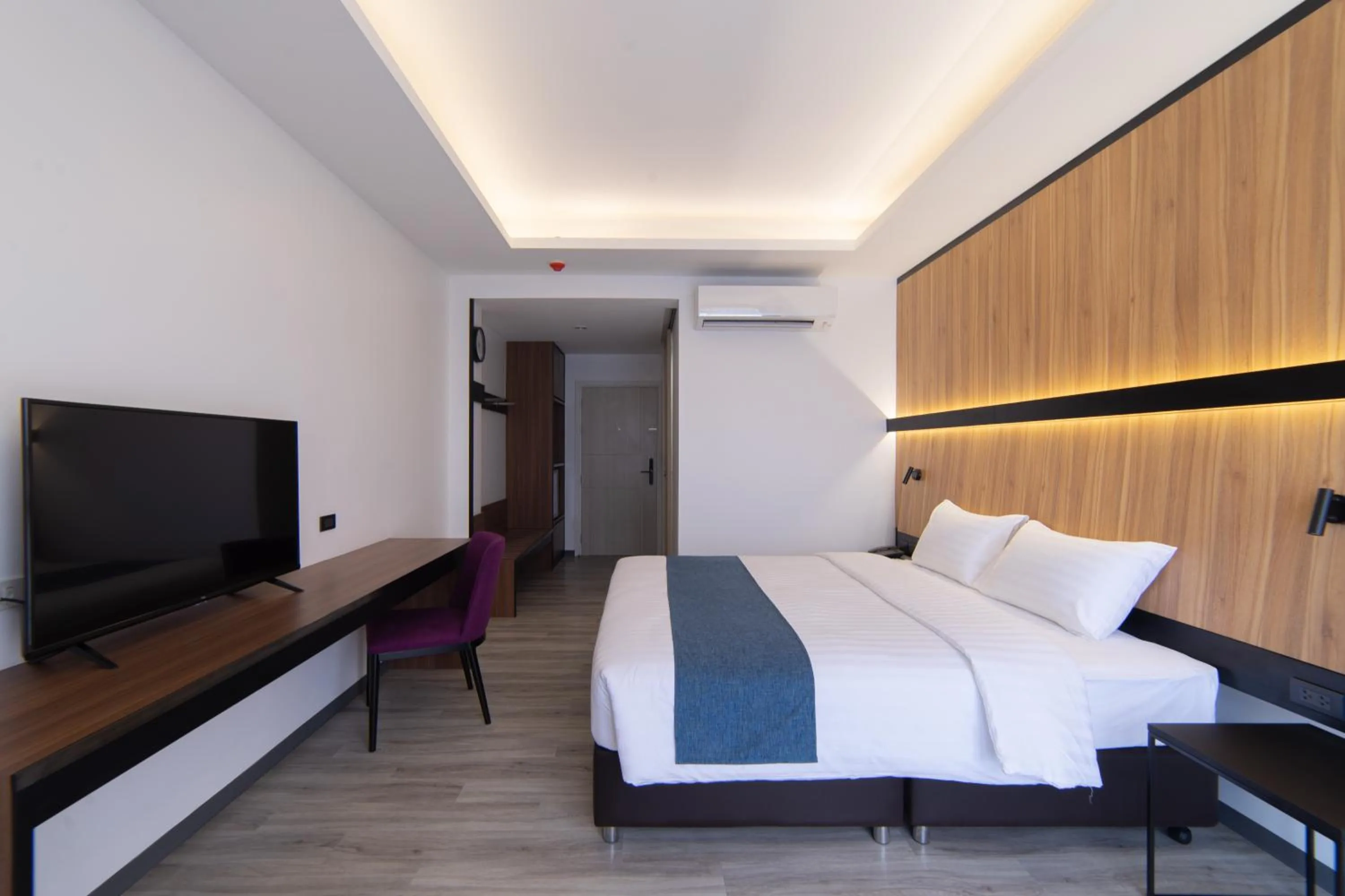 Photo of the whole room, Bed in Gate43 Airport Hotel