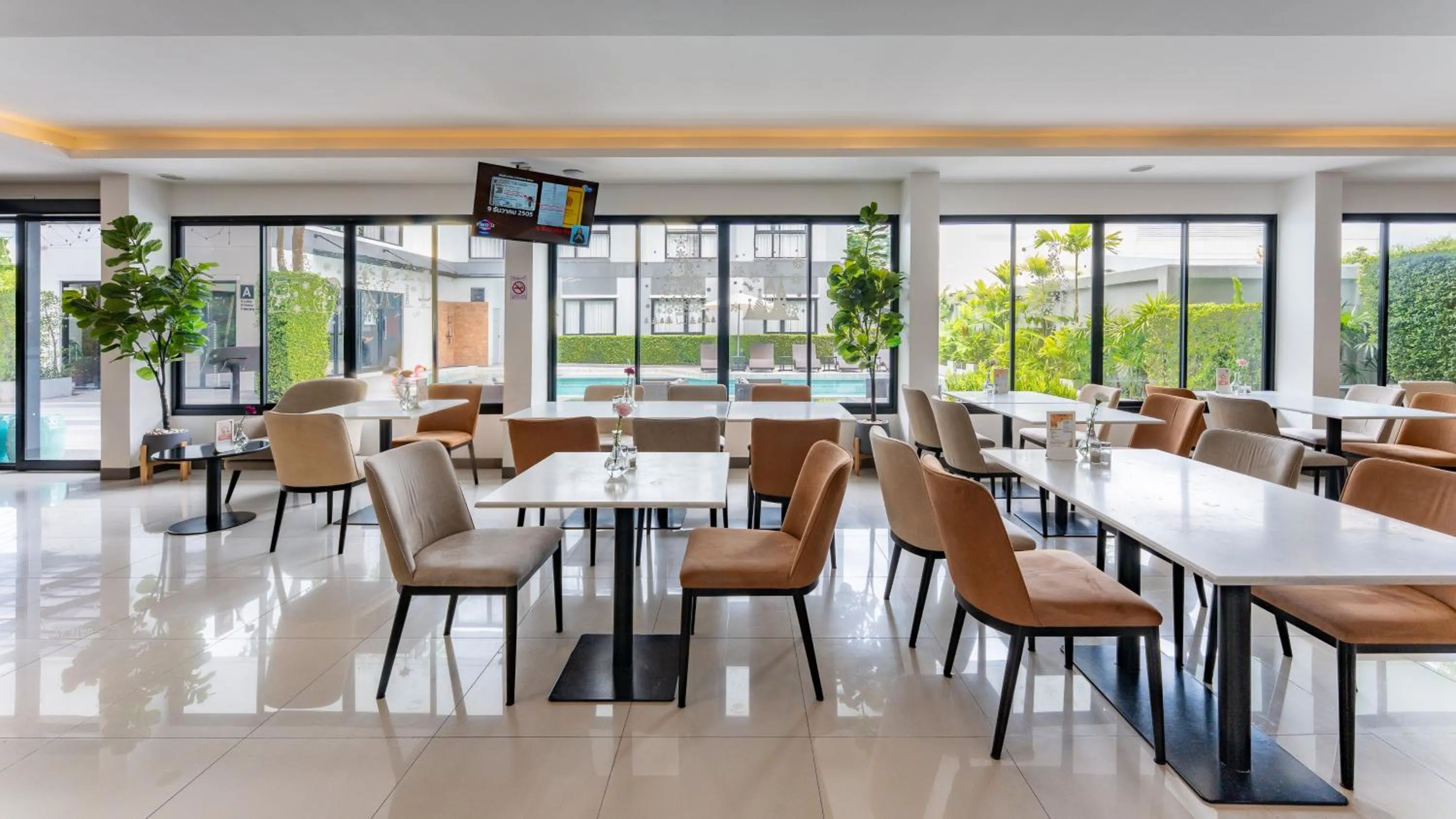 Restaurant/places to eat in Gate43 Airport Hotel