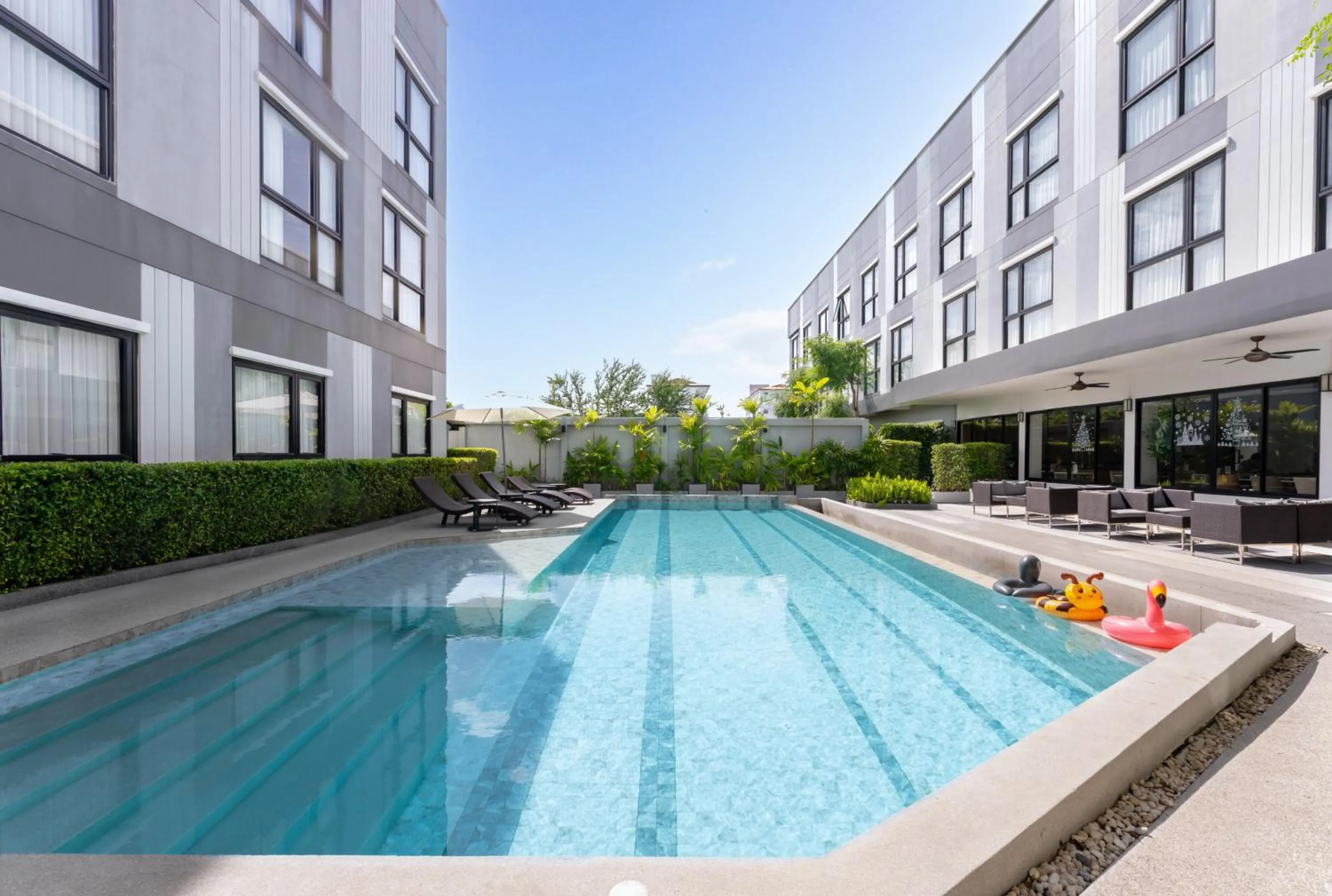 Swimming pool in Gate43 Airport Hotel