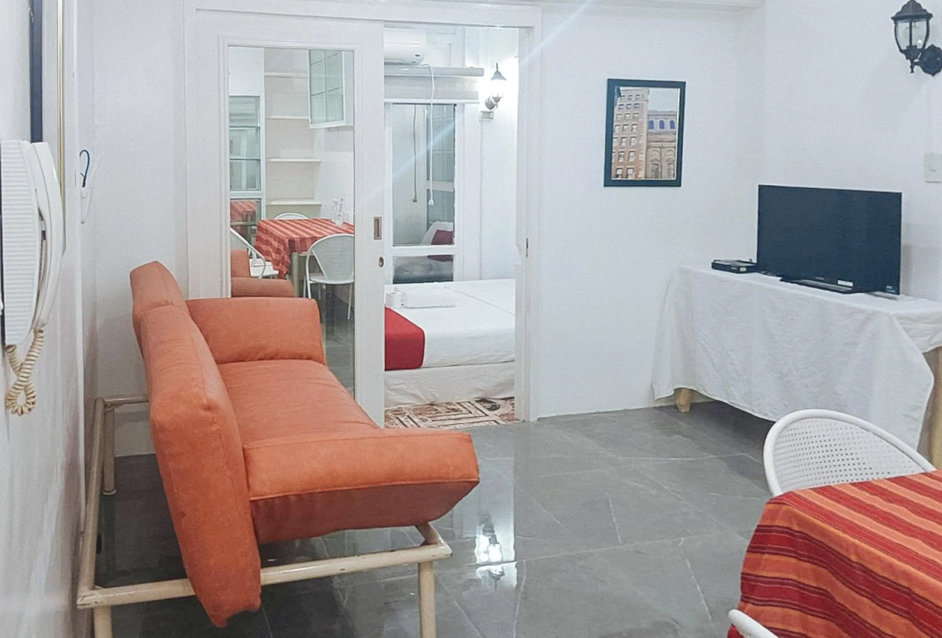 TV and multimedia in RedDoorz at The Providence Tower