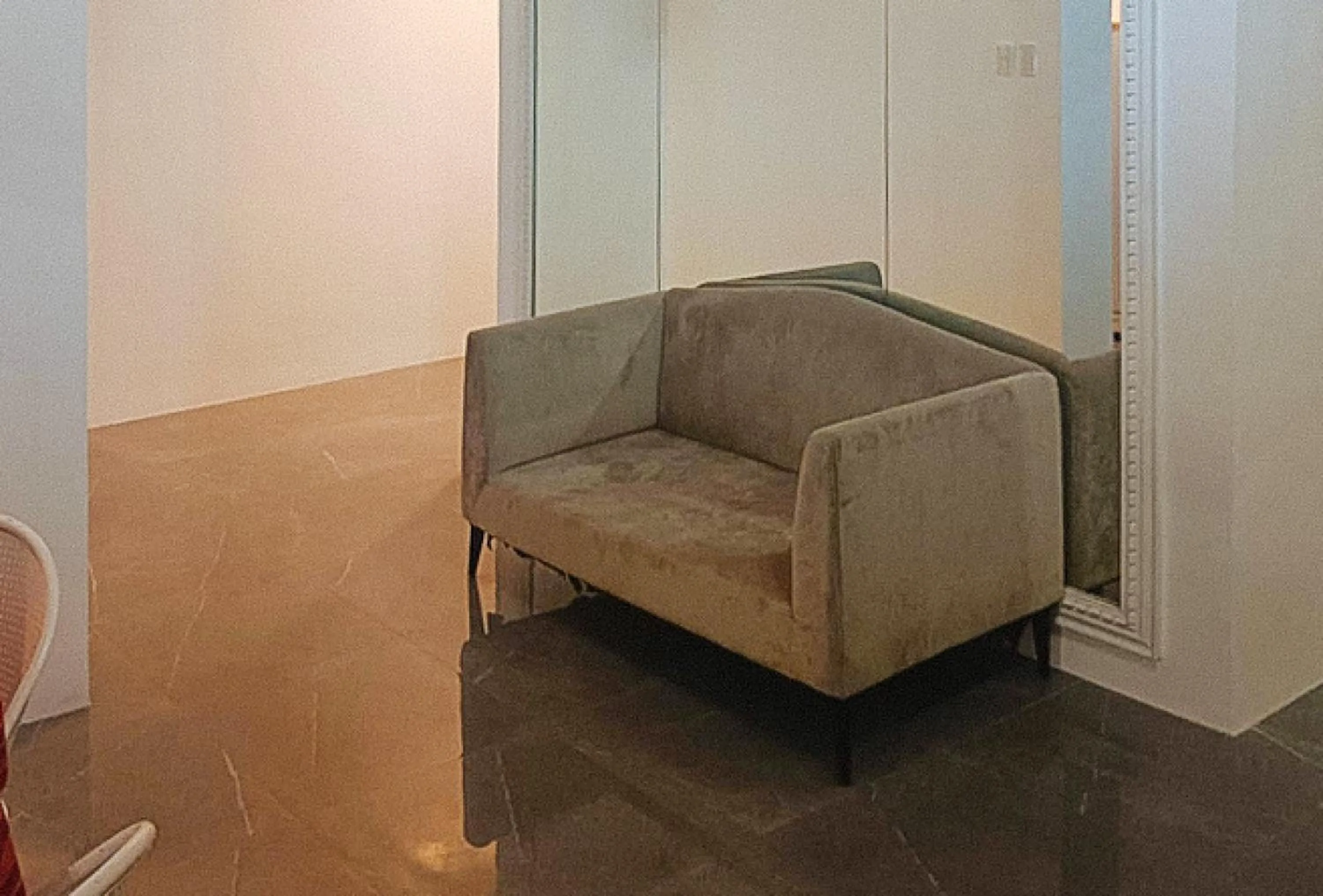 Seating area in RedDoorz at The Providence Tower