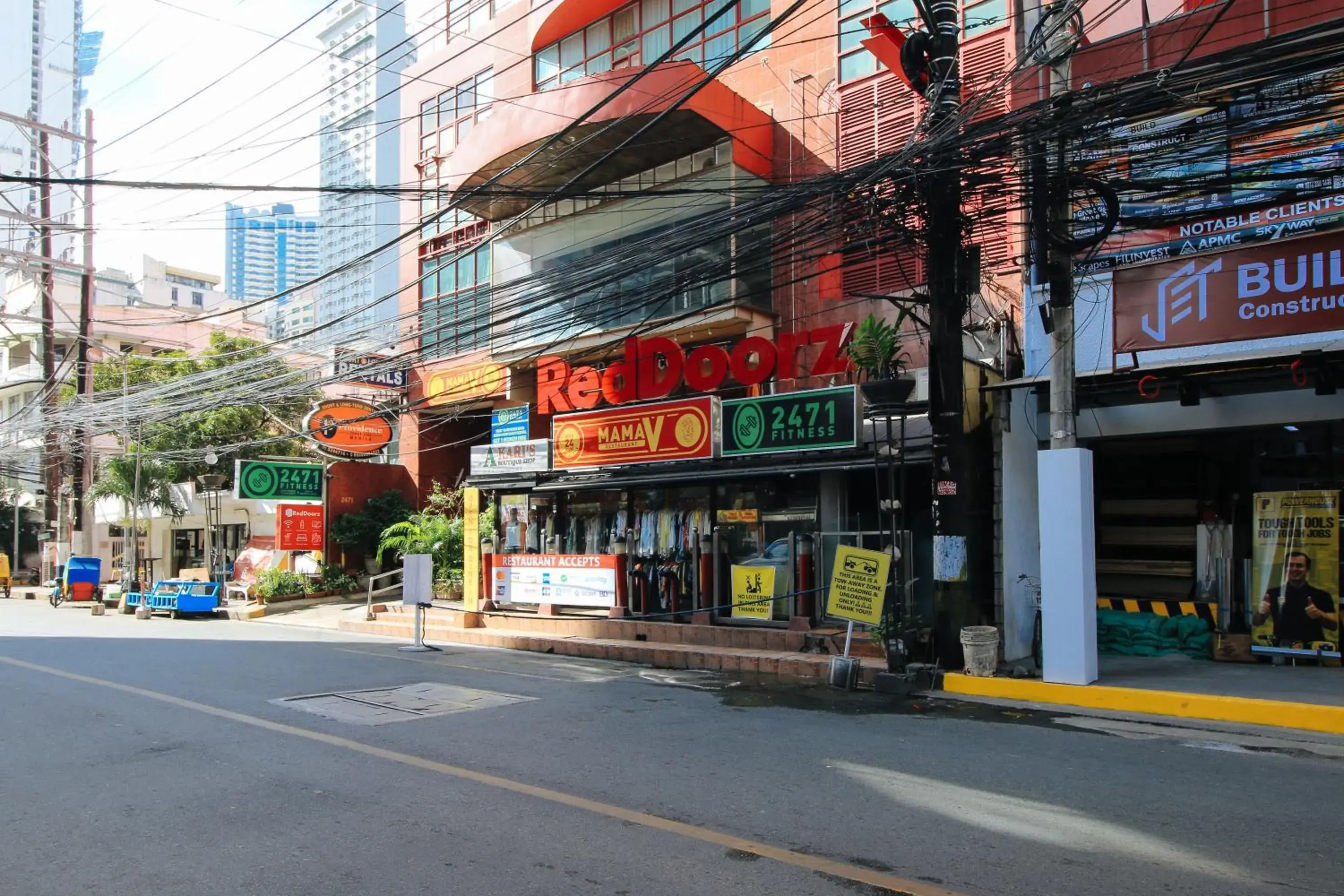 Facade/entrance in RedDoorz at The Providence Tower Facade/entrance in RedDoorz at The Providence Tower