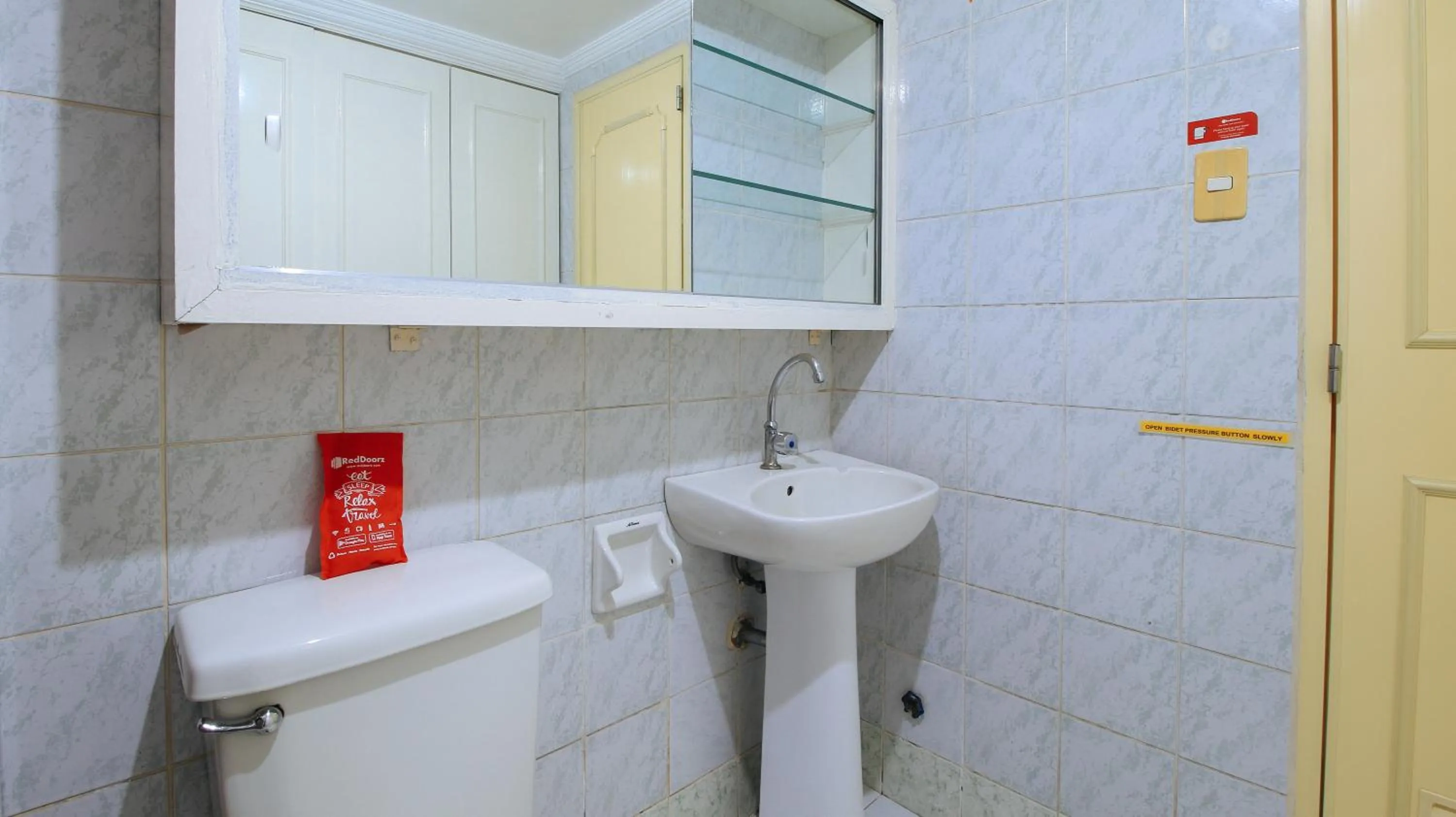 Shower in RedDoorz at The Providence Tower