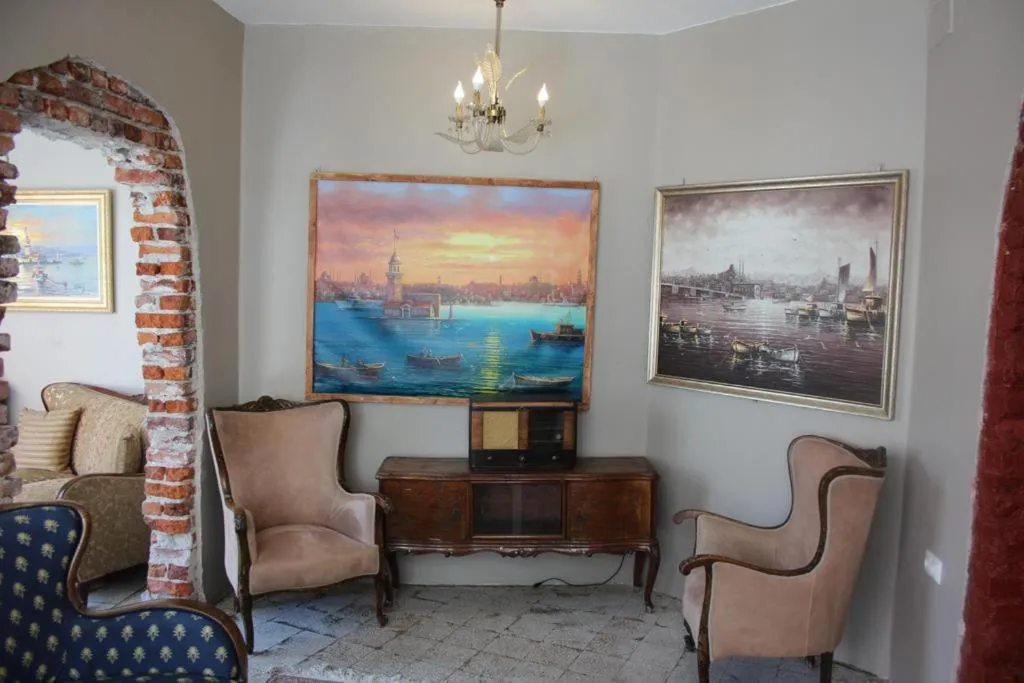 Communal lounge/ TV room in Bahaus Guesthouse Hostel