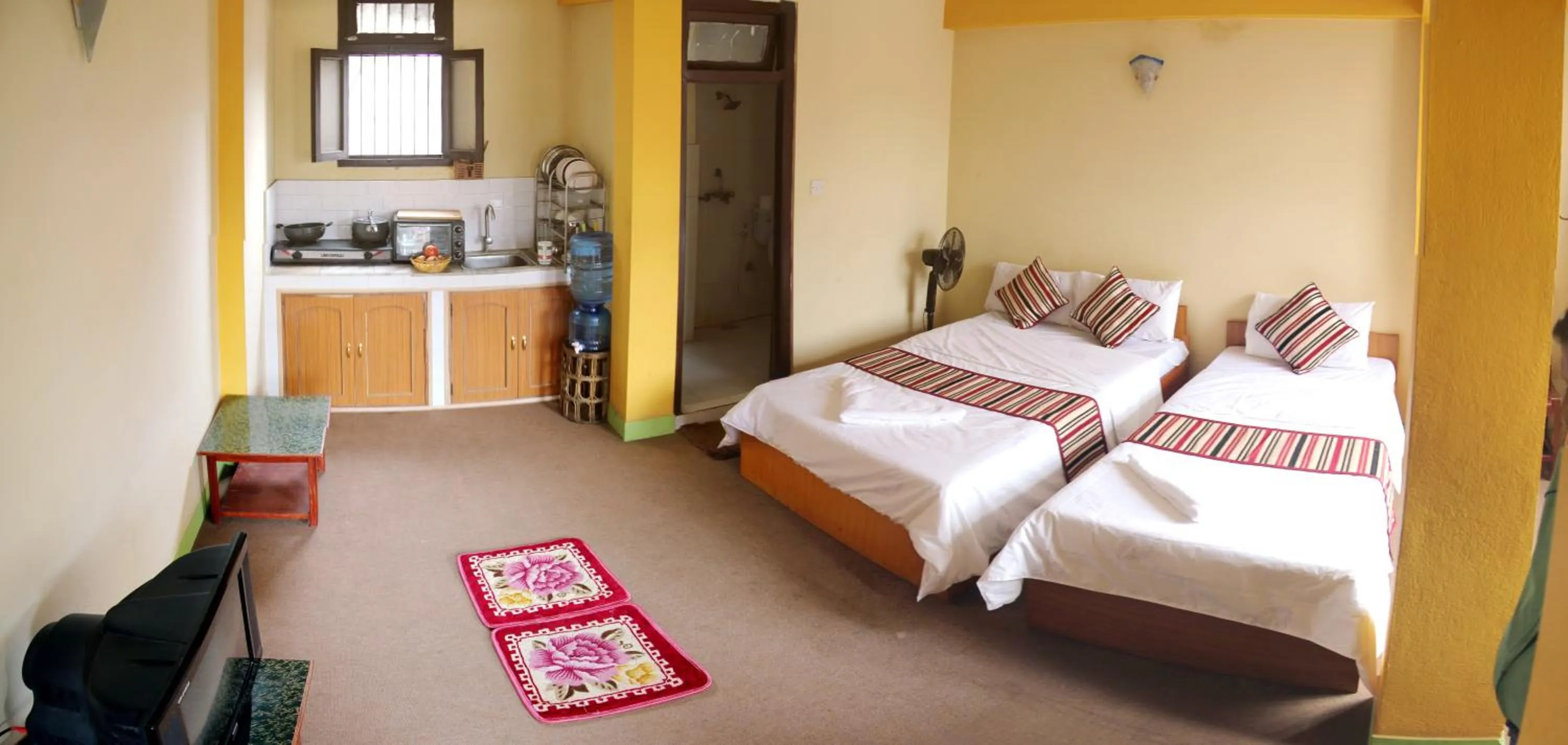 Communal kitchen, Bed in Hotel Yala Peak