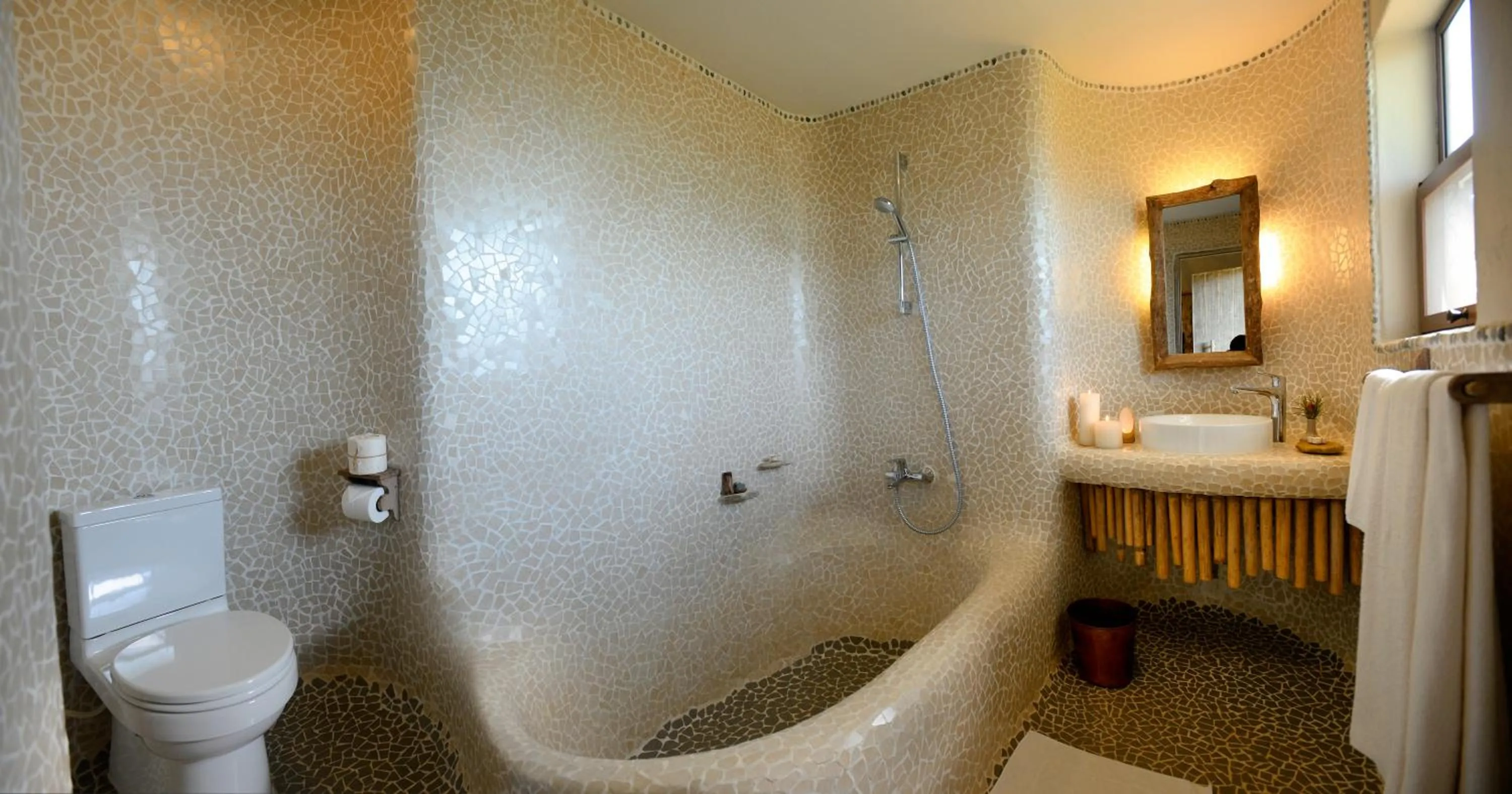 Bath in Barahi Jungle Lodge